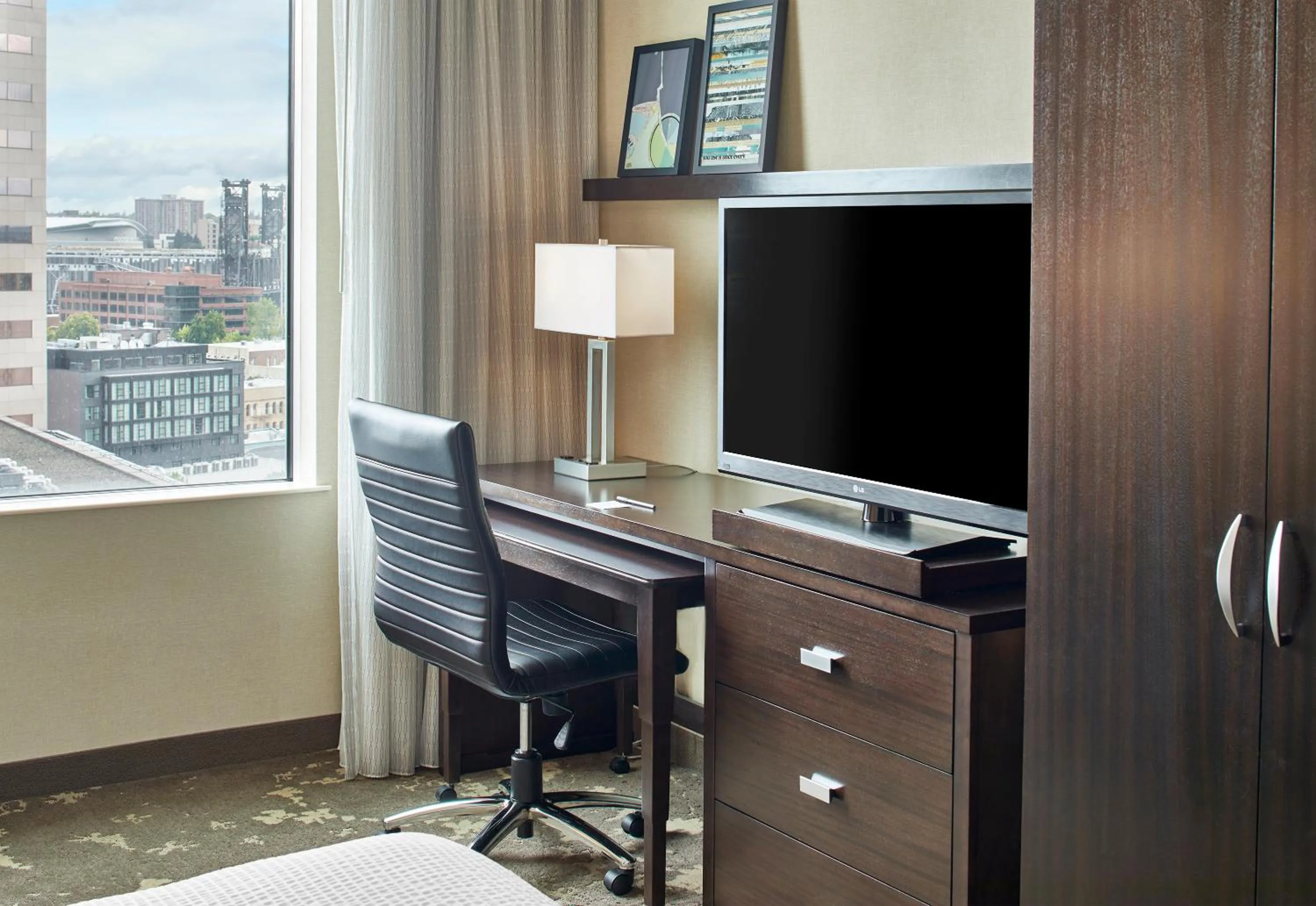 TV and multimedia in Courtyard by Marriott Portland City Center