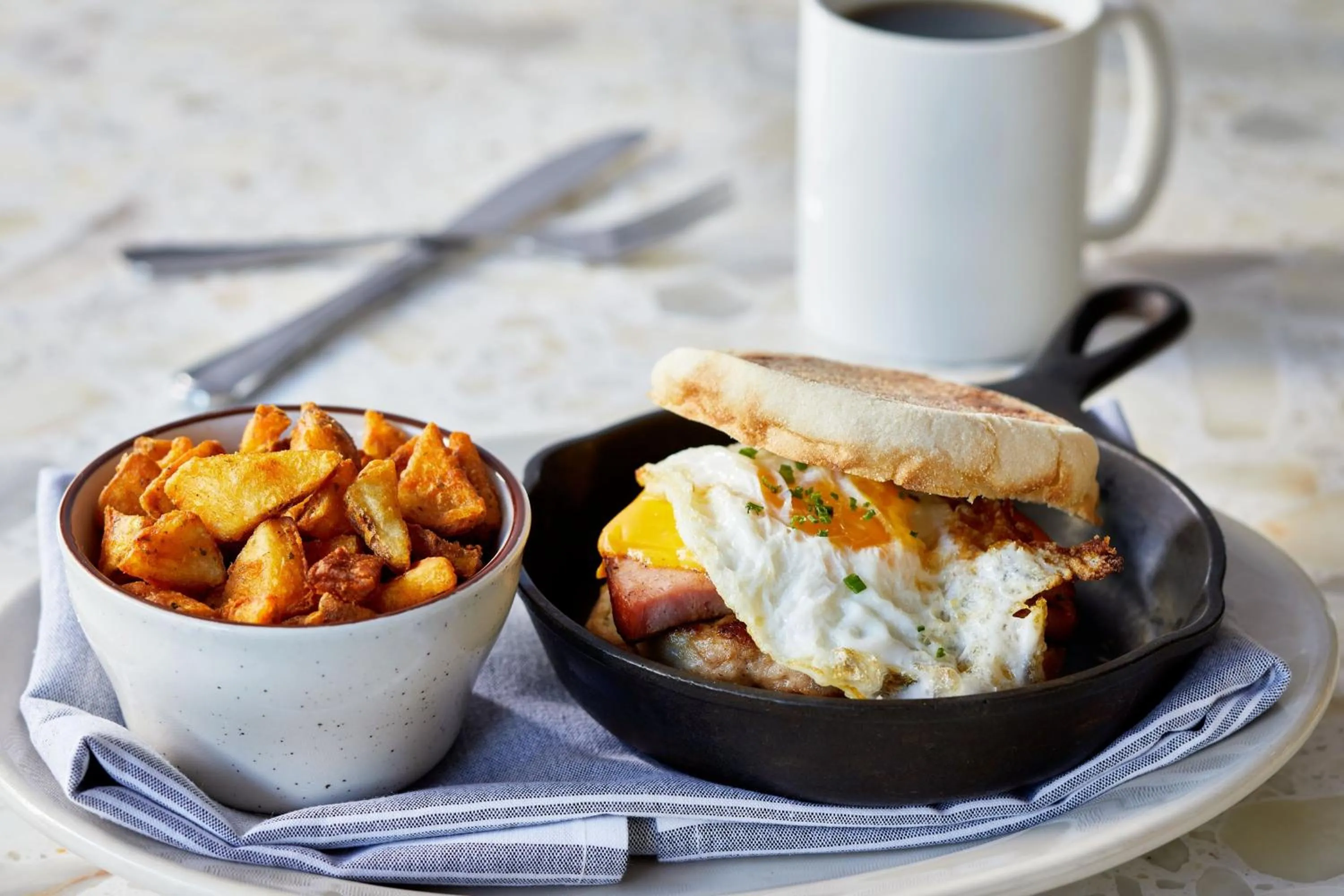 Breakfast in Courtyard by Marriott Portland City Center