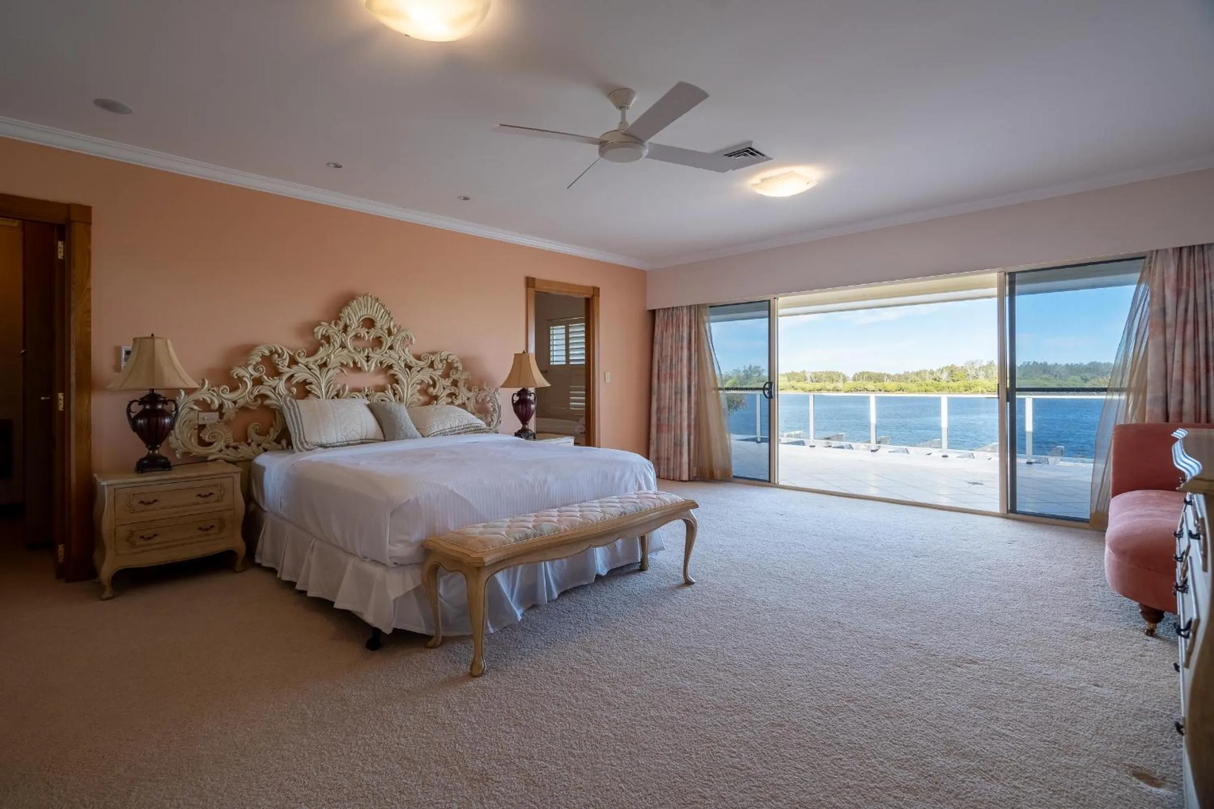 Bed in Harrington River Lodge