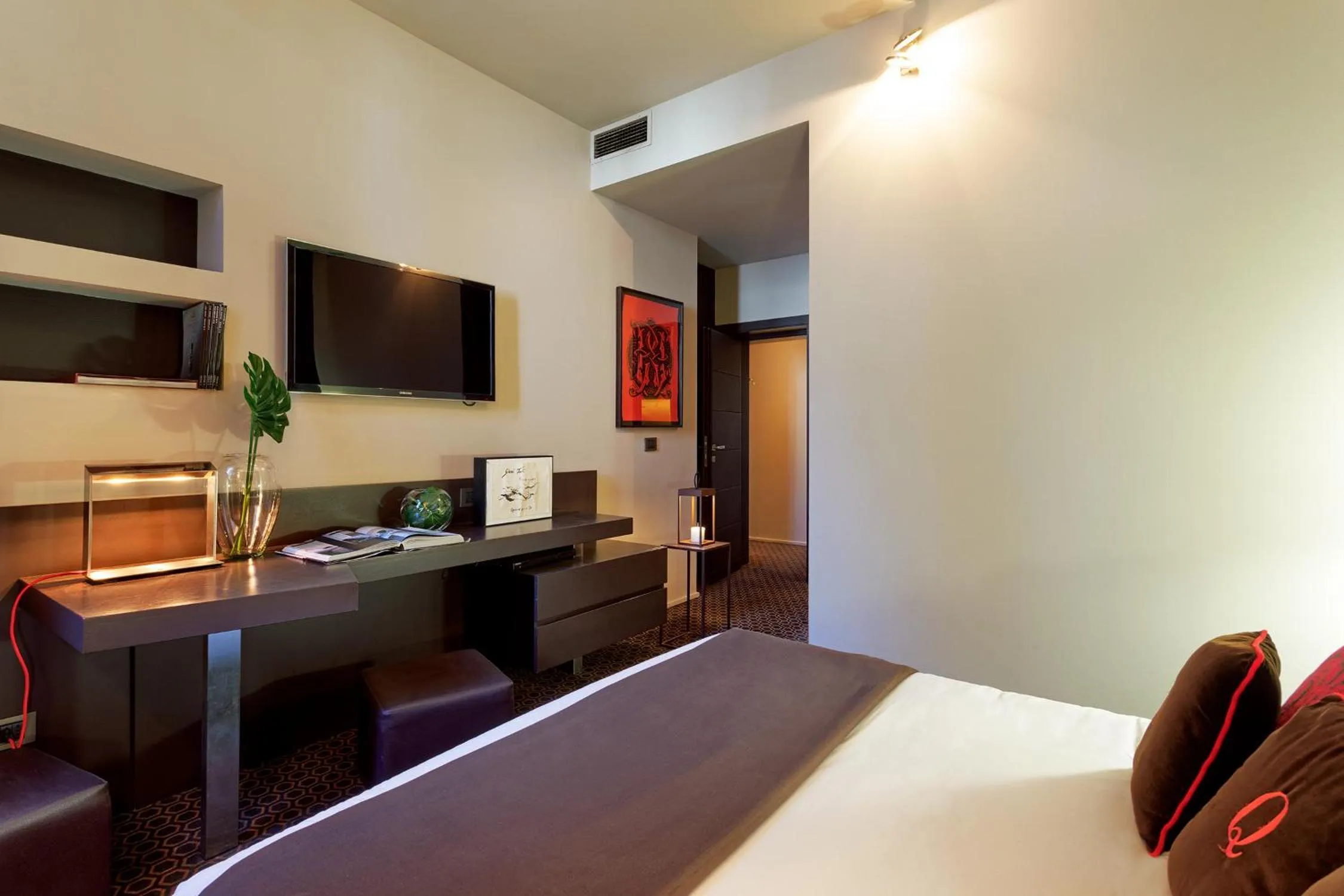 Bedroom, Bed in Charming House Iqs