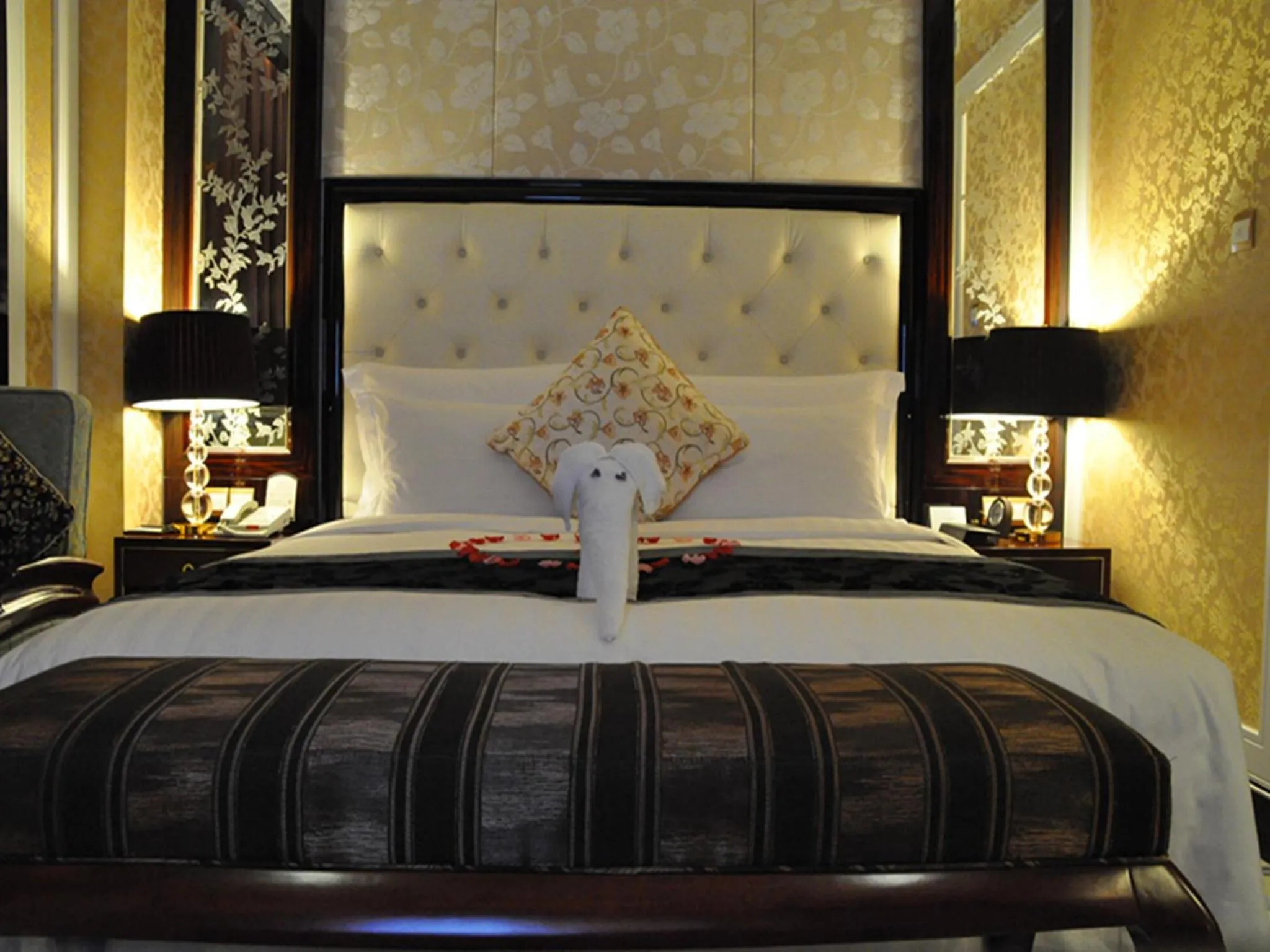 Bed in Wyndham Grand Plaza Royale Palace Chengdu