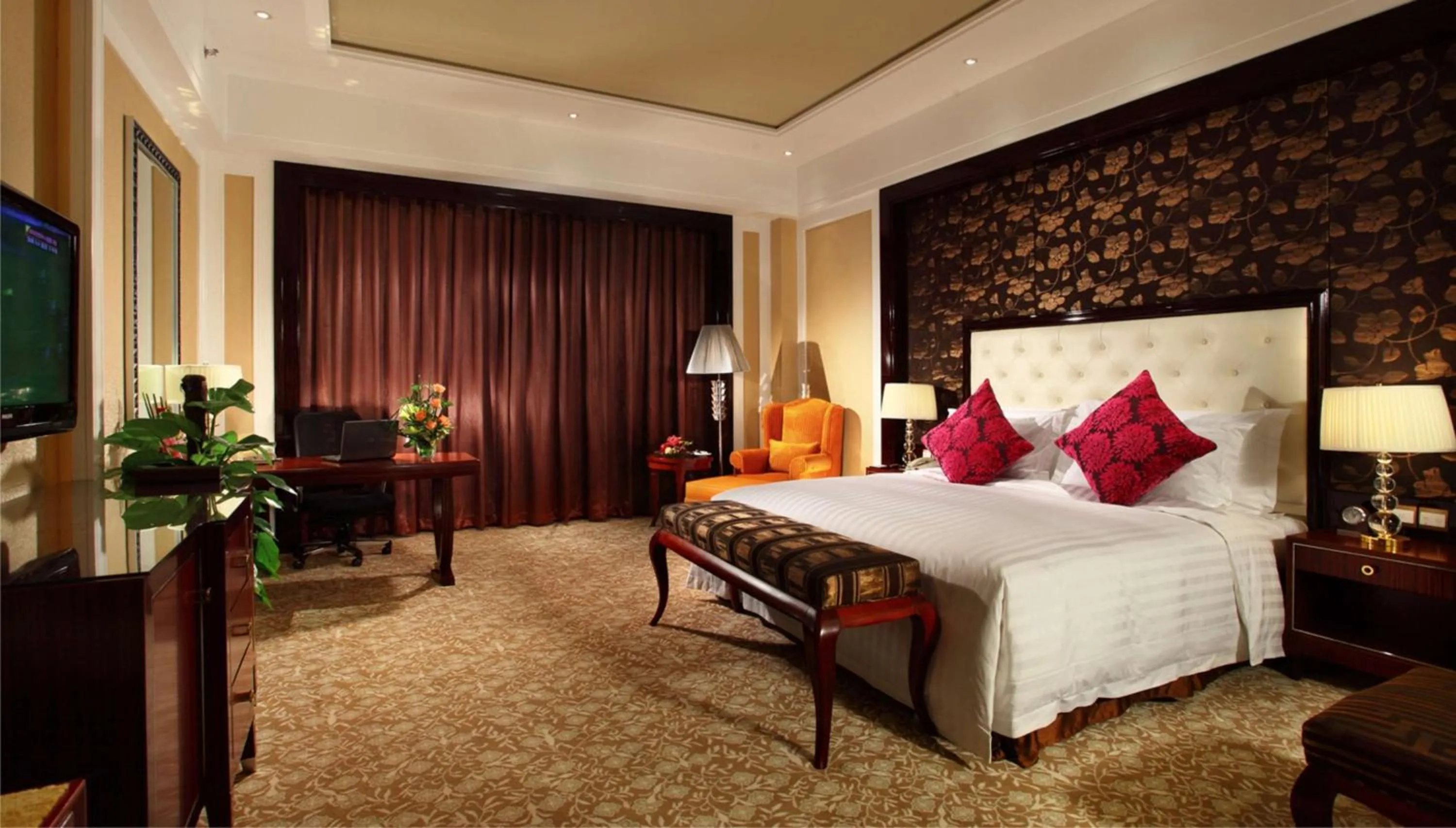 Photo of the whole room, Bed in Wyndham Grand Plaza Royale Palace Chengdu