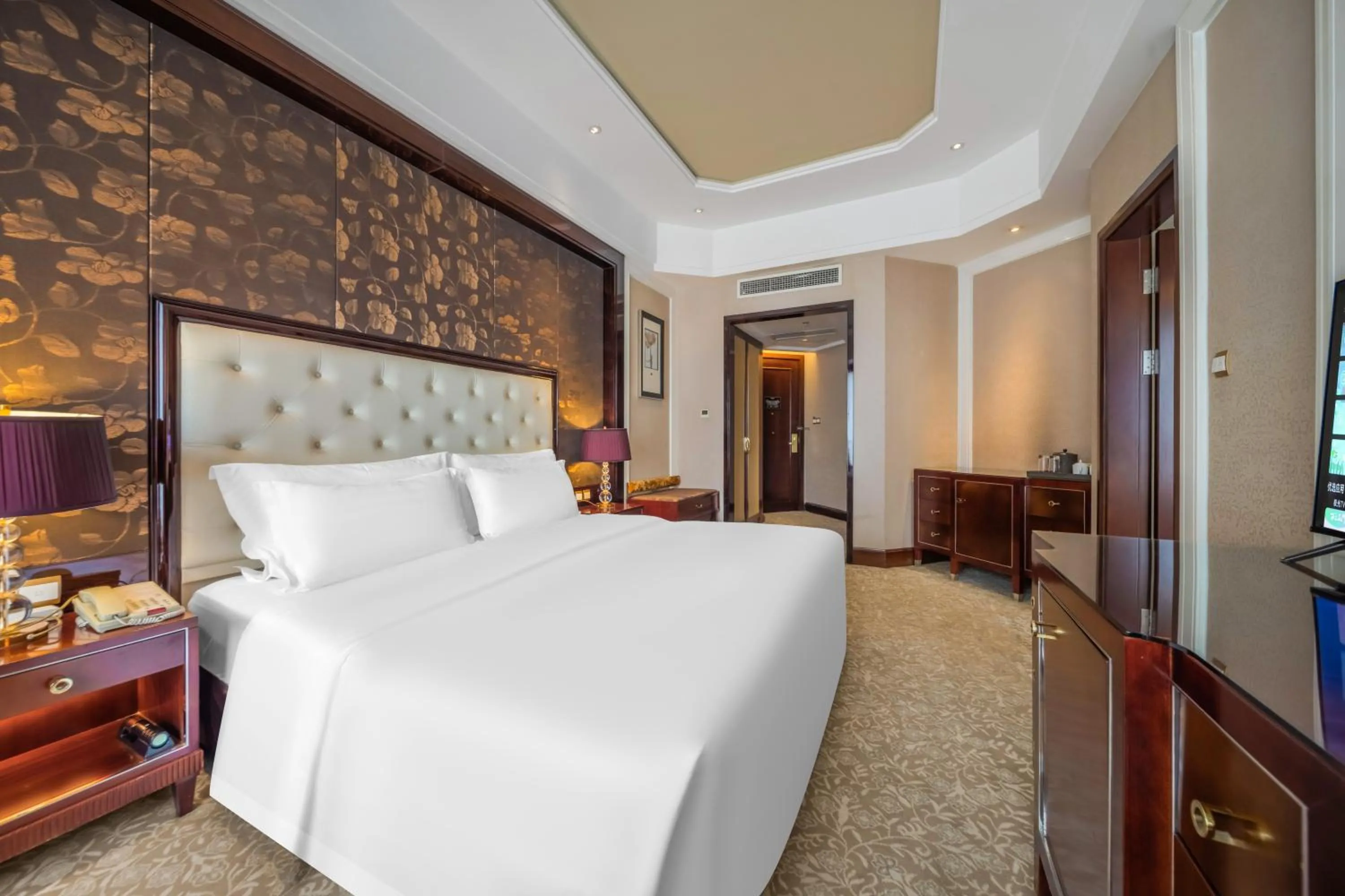 Bed in Wyndham Grand Plaza Royale Palace Chengdu