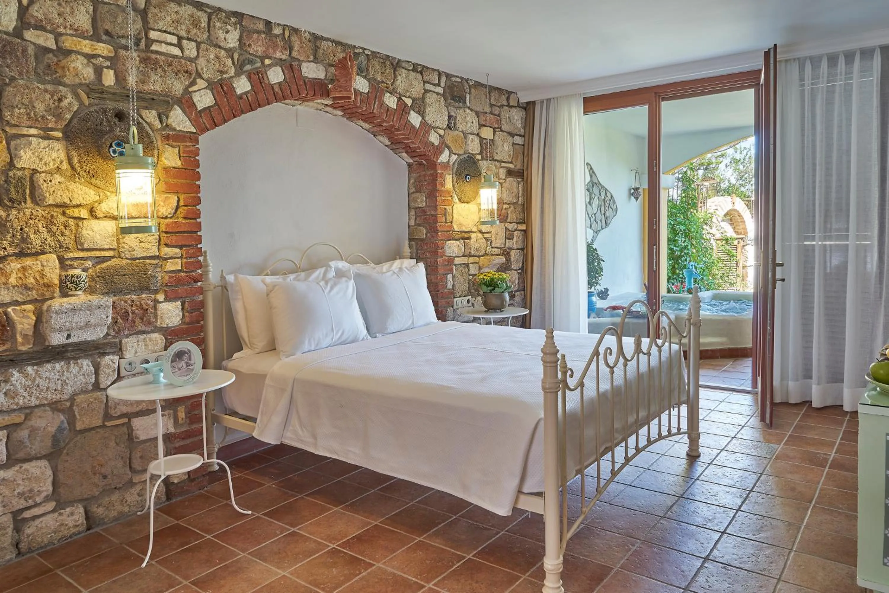 Shower, Bed in Villa Taraça Alaçatı Romantik Otel