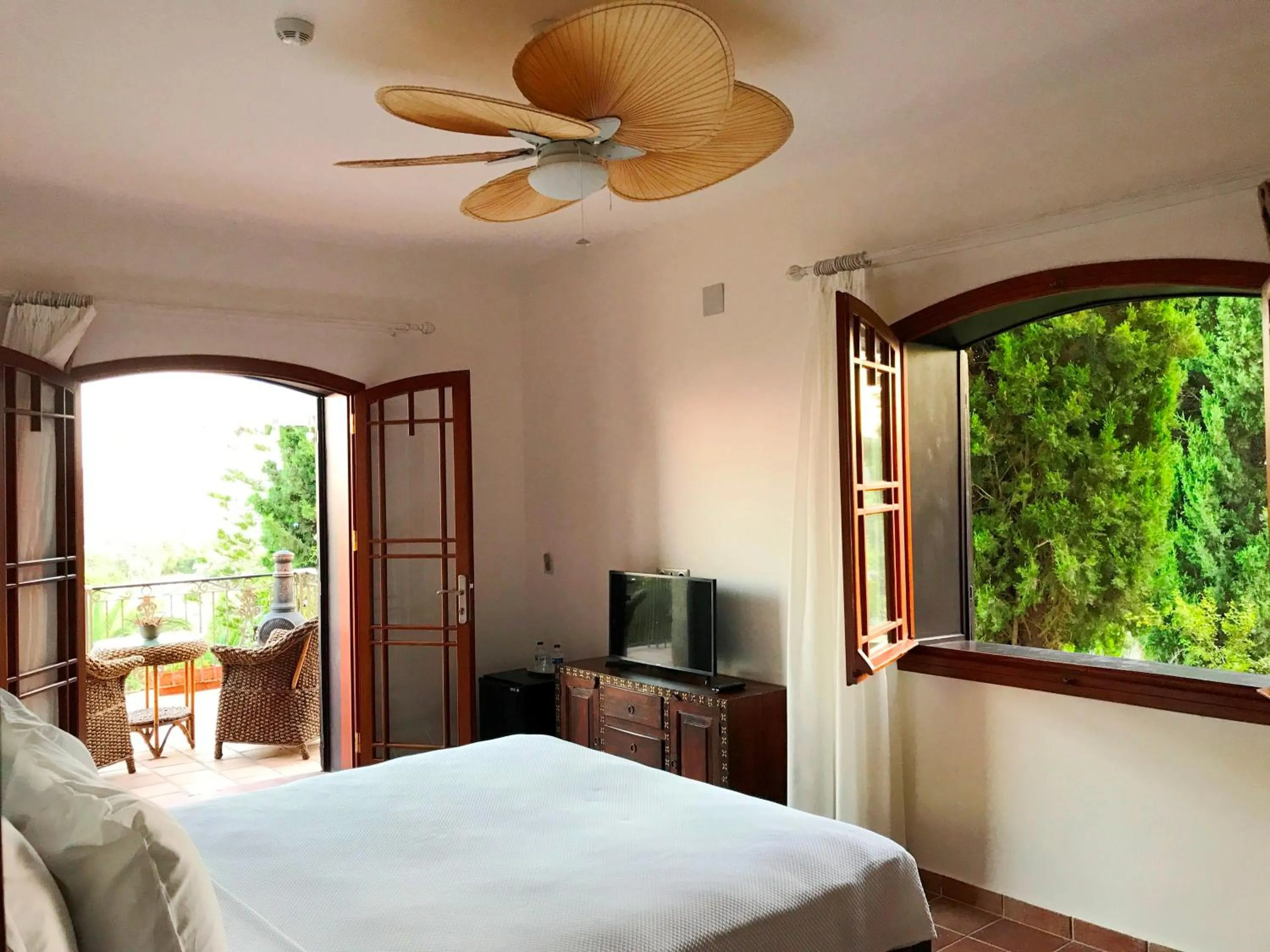 View (from property/room), Bed in Villa Taraça Alaçatı Romantik Otel