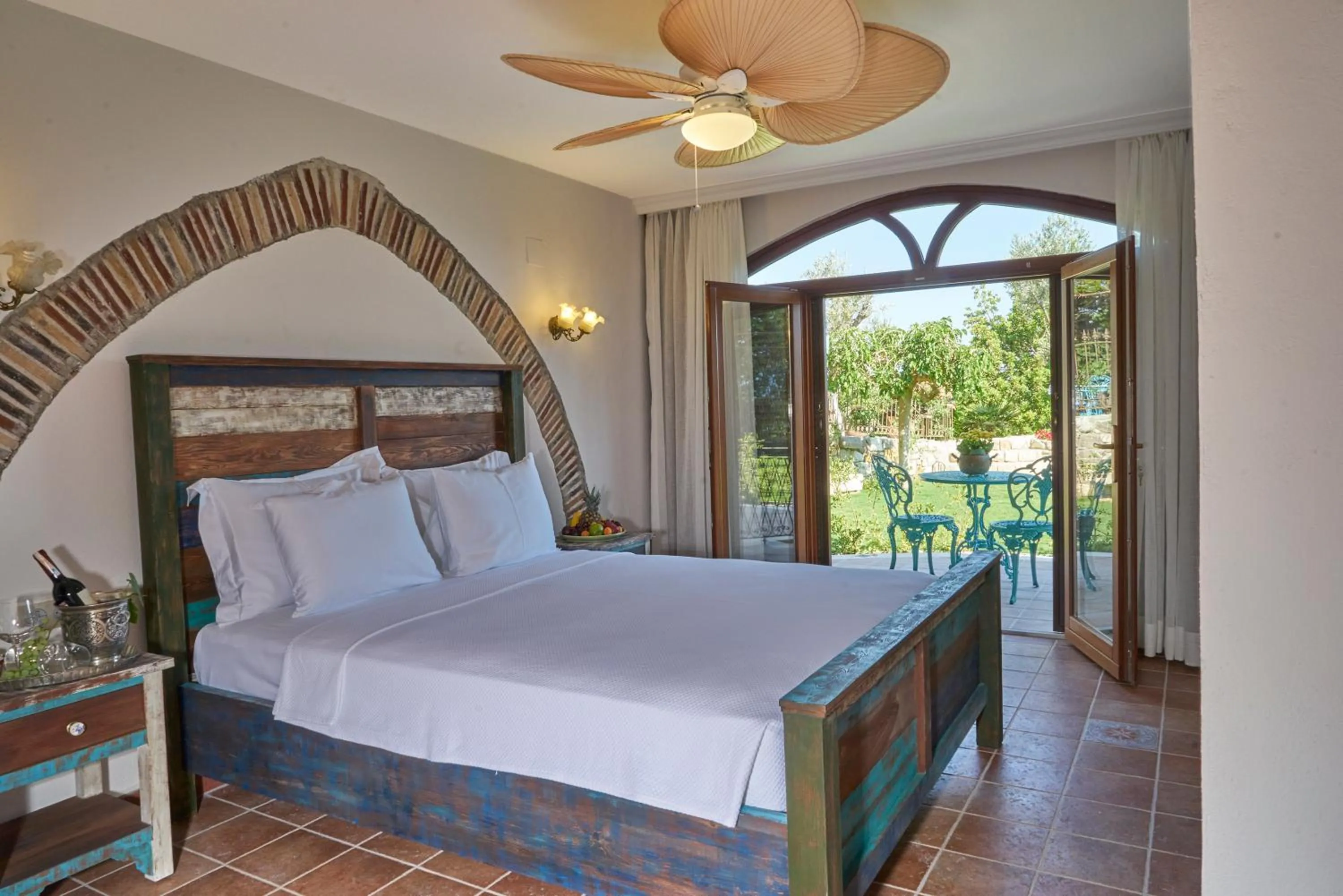 Shower, Bed in Villa Taraça Alaçatı Romantik Otel