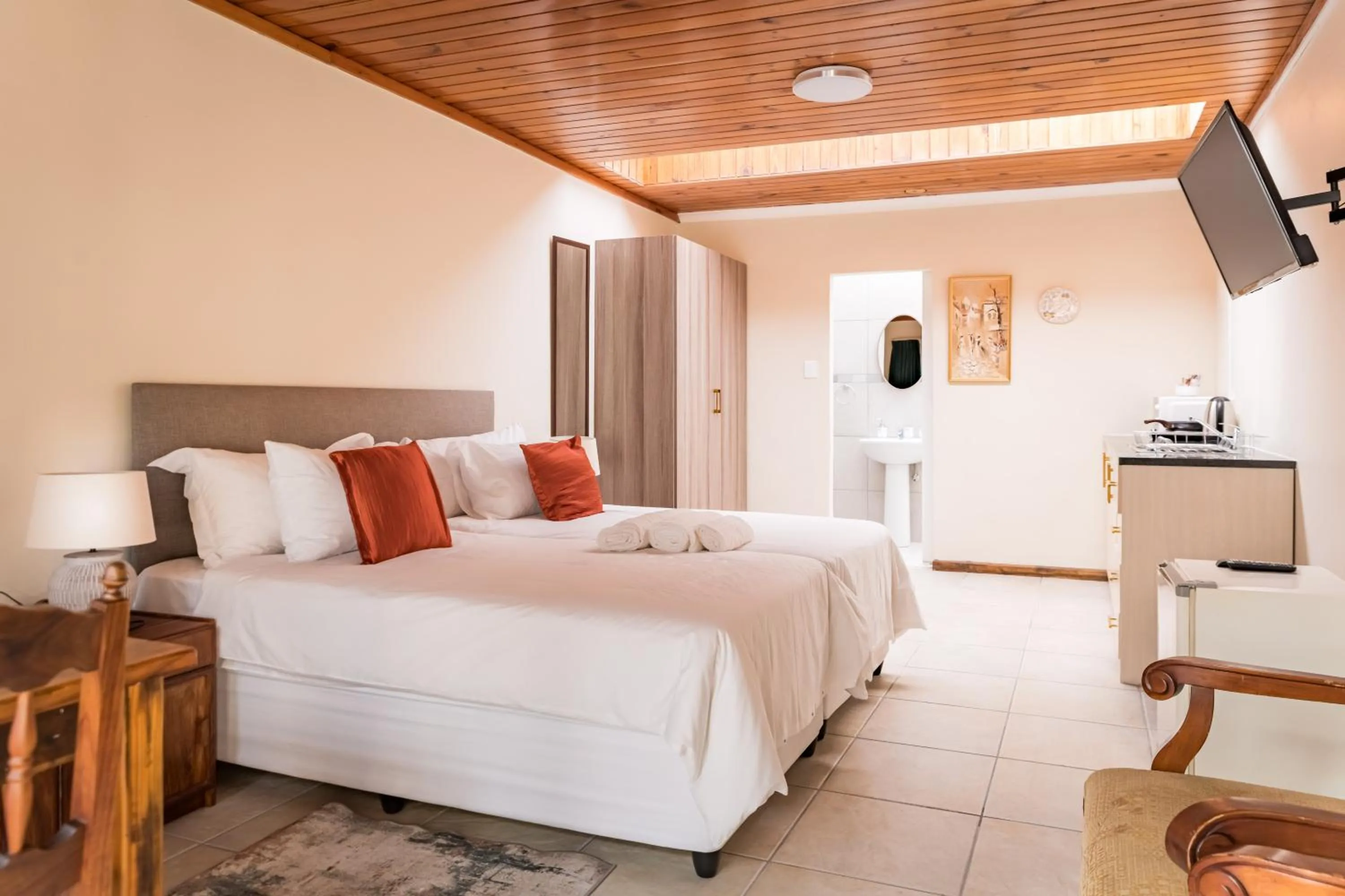 Kitchen or kitchenette, Bed in Dolliwarie Guesthouse