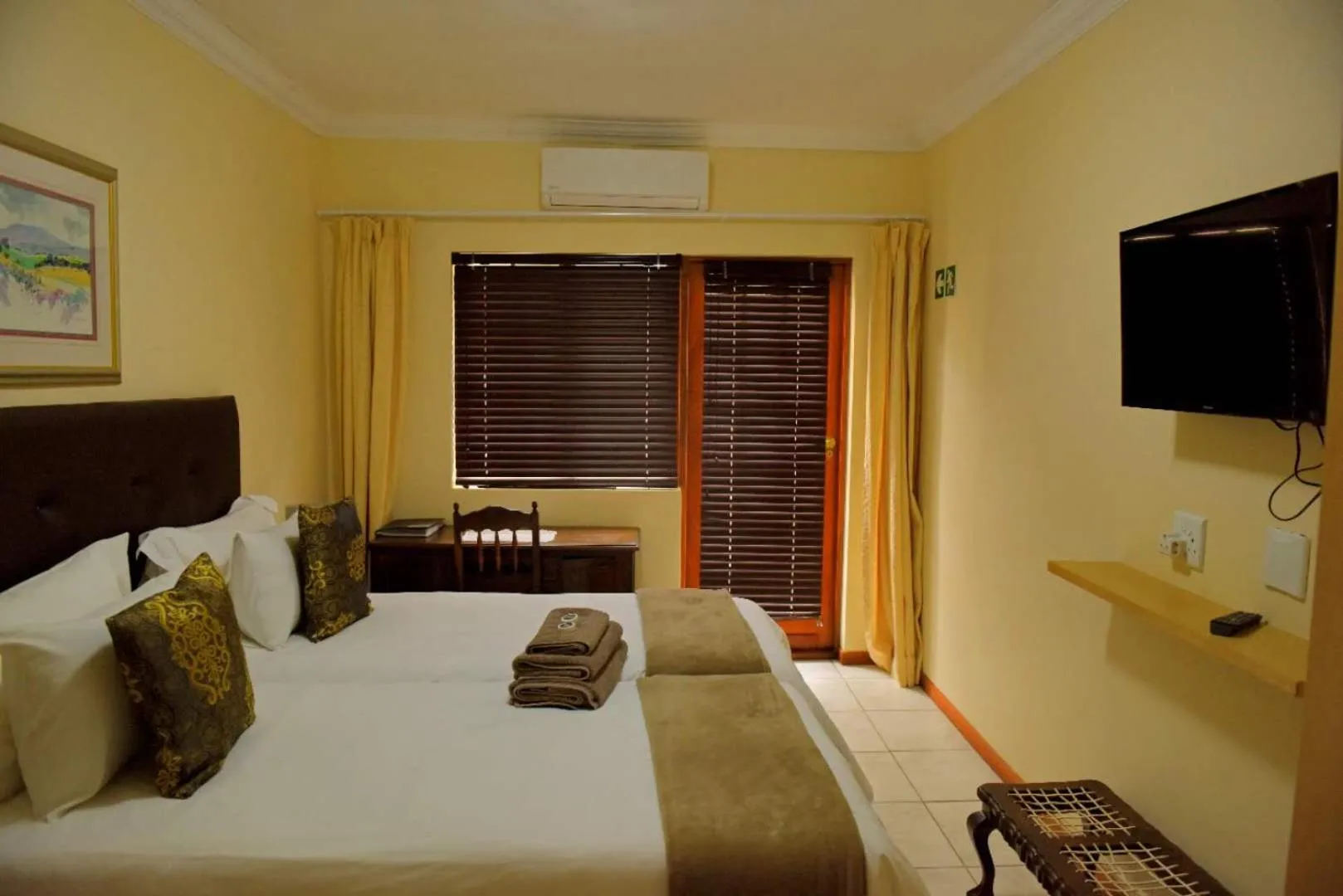 Communal lounge/ TV room, Bed in Dolliwarie Guesthouse