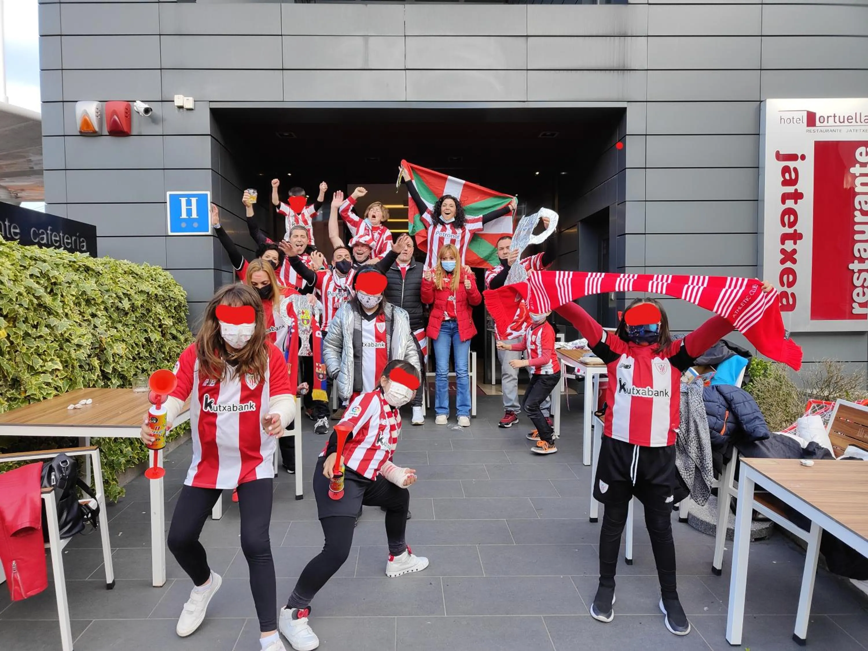 People in Hotel Ortuella