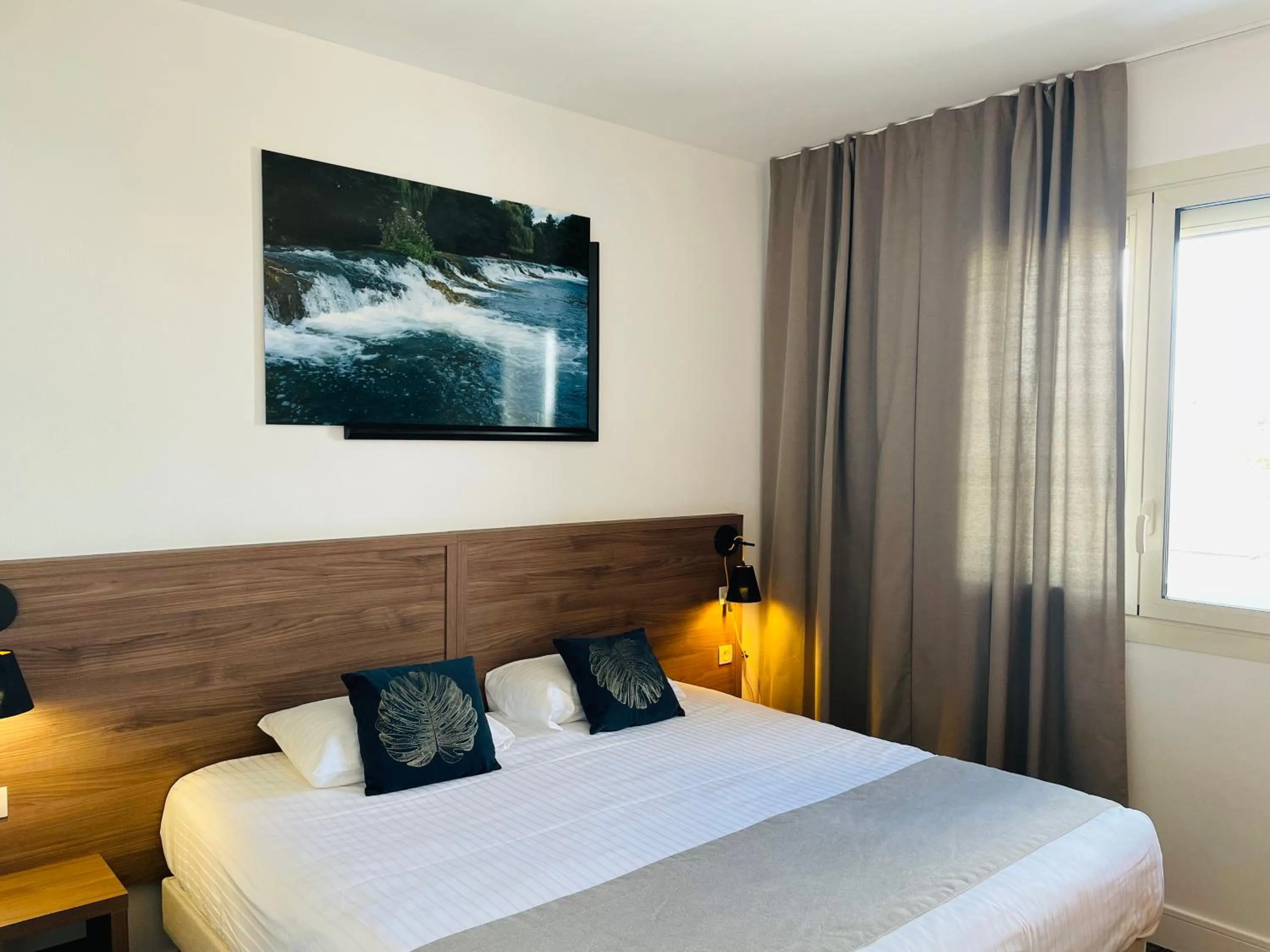 Bedroom, Bed in Logis Le Passiflore Cognac