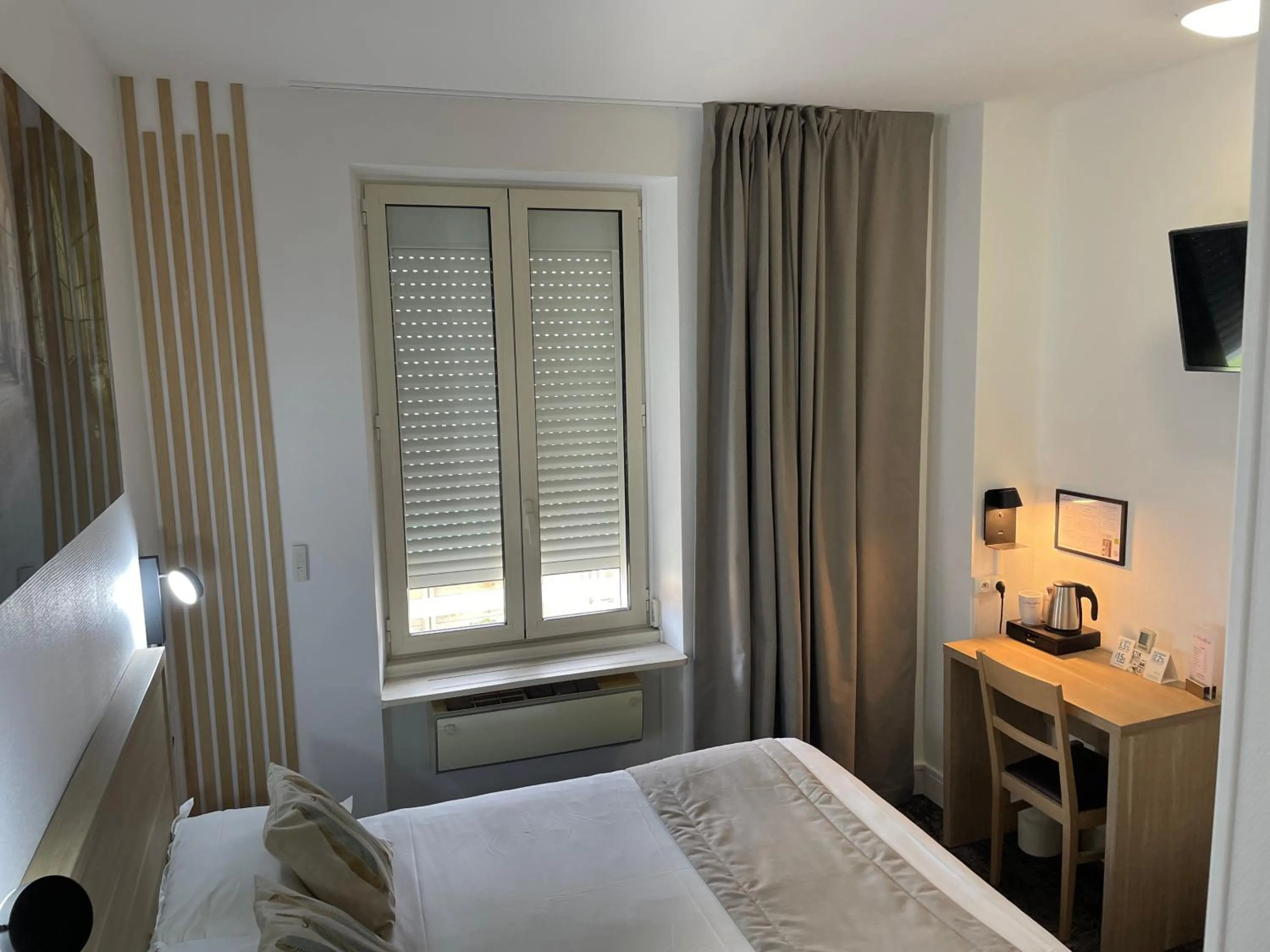 Photo of the whole room, Bed in Logis Le Passiflore Cognac