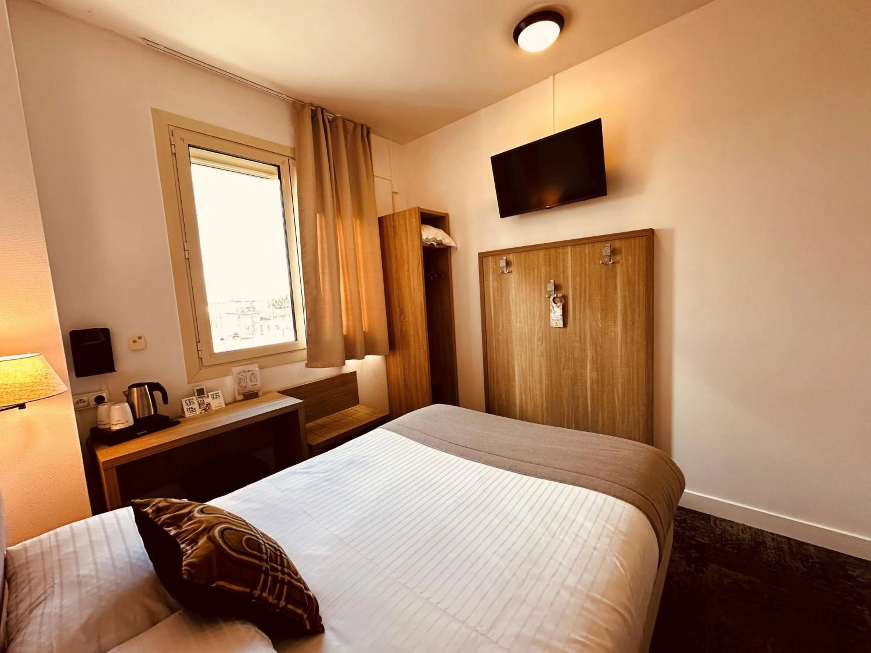 Decorative detail, Bed in Logis Le Passiflore Cognac