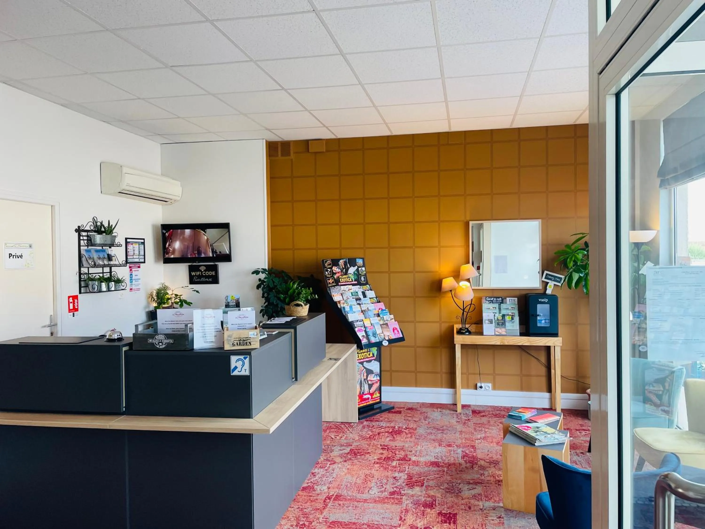 Lobby or reception in Logis Le Passiflore Cognac