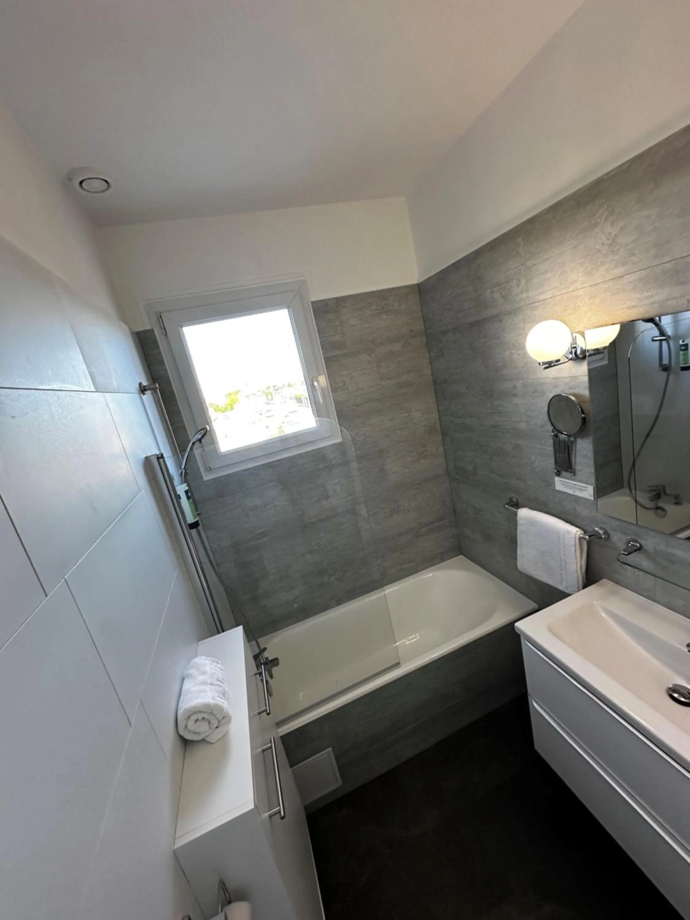 Bathroom in Logis Le Passiflore Cognac