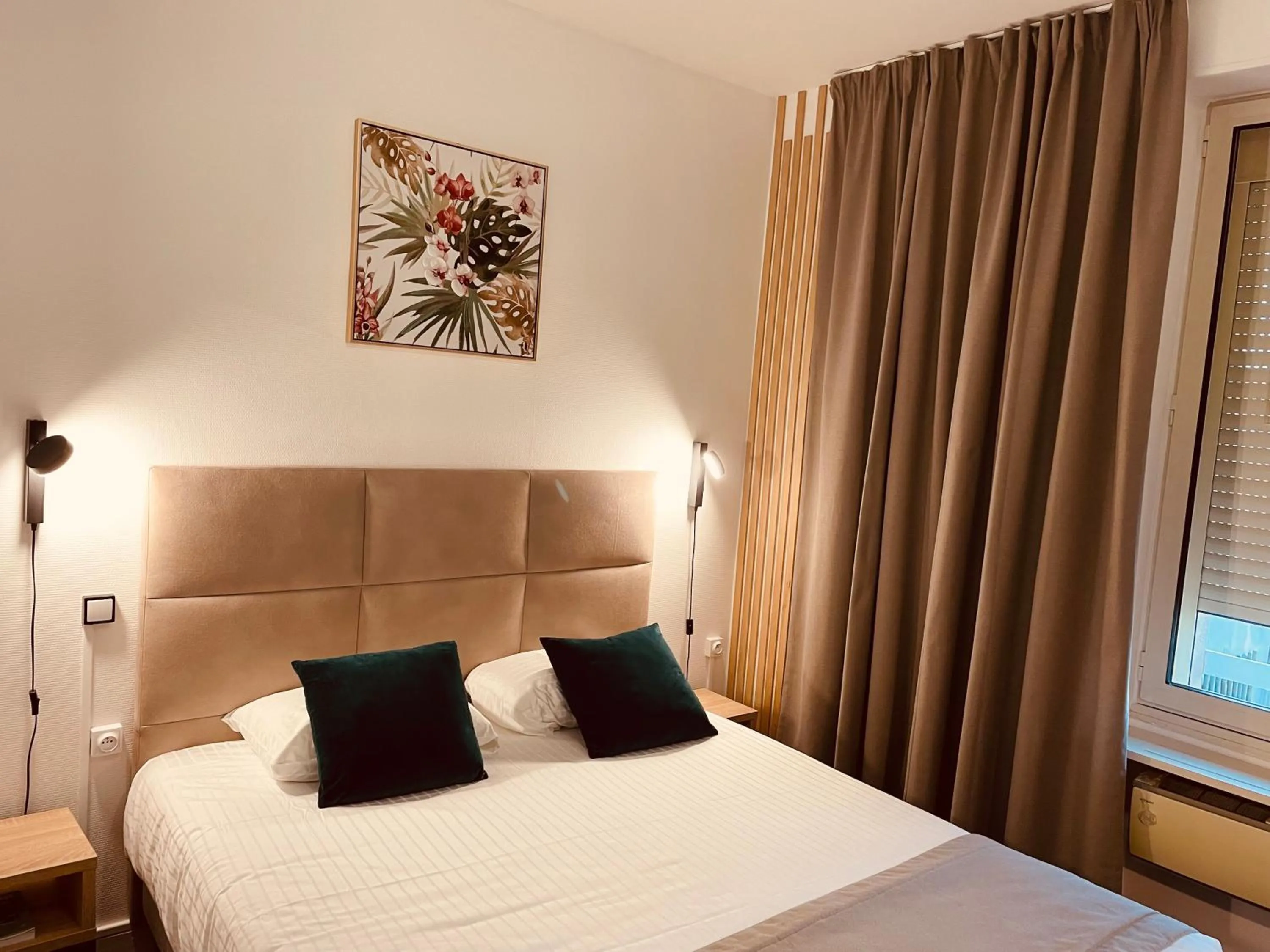 Bed in Logis Le Passiflore Cognac