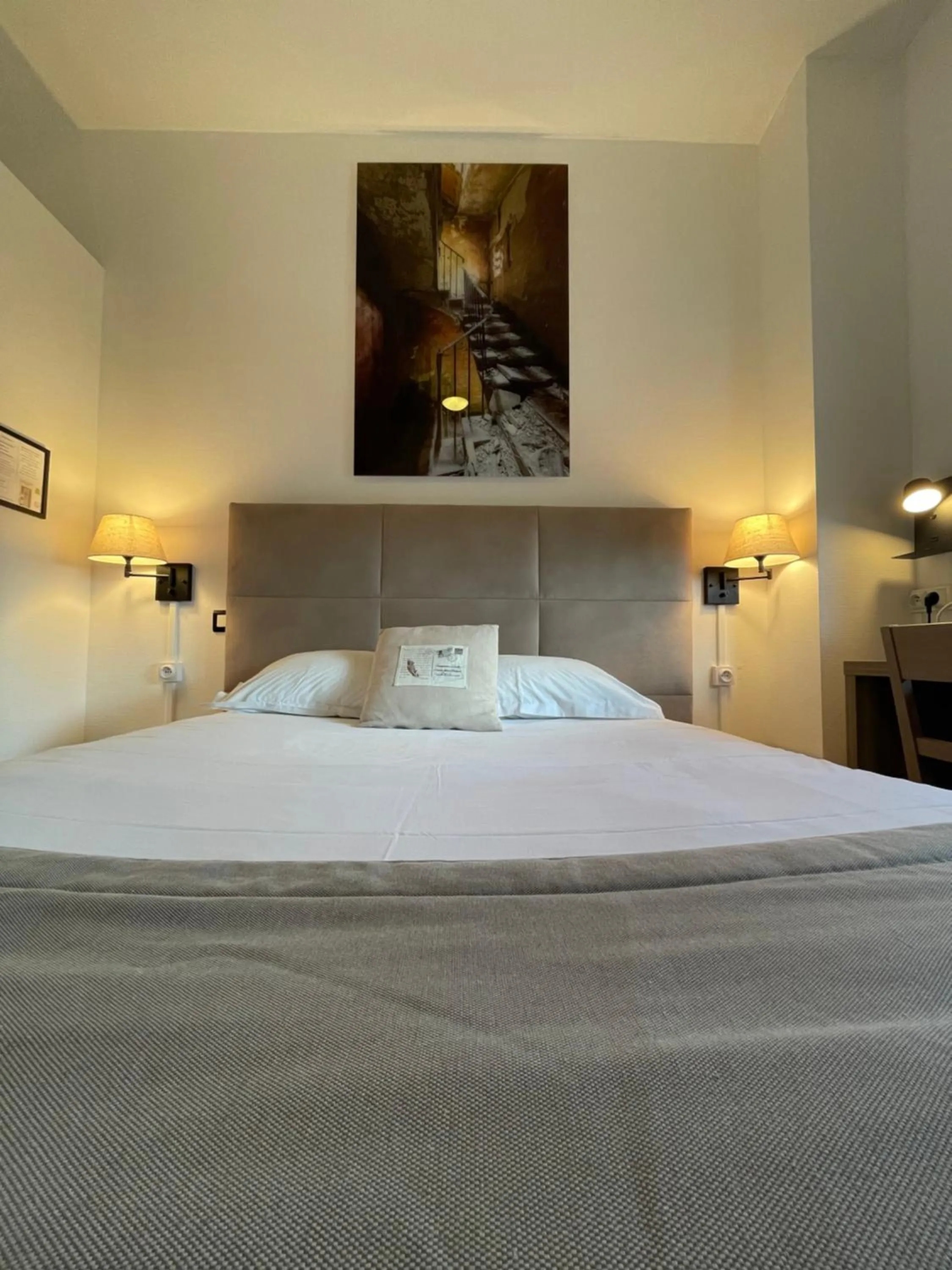 Bed in Logis Le Passiflore Cognac