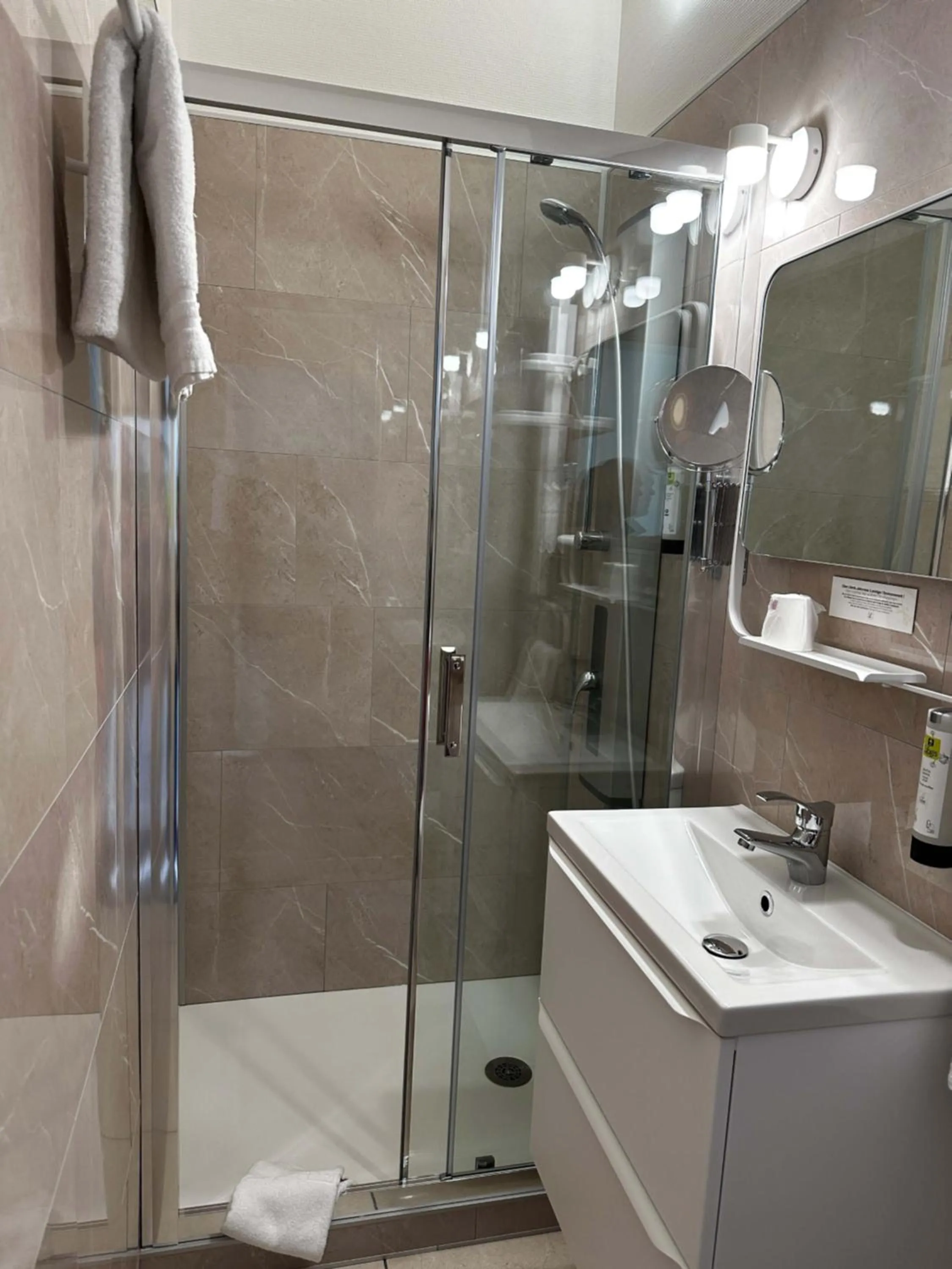 Bathroom in Logis Le Passiflore Cognac