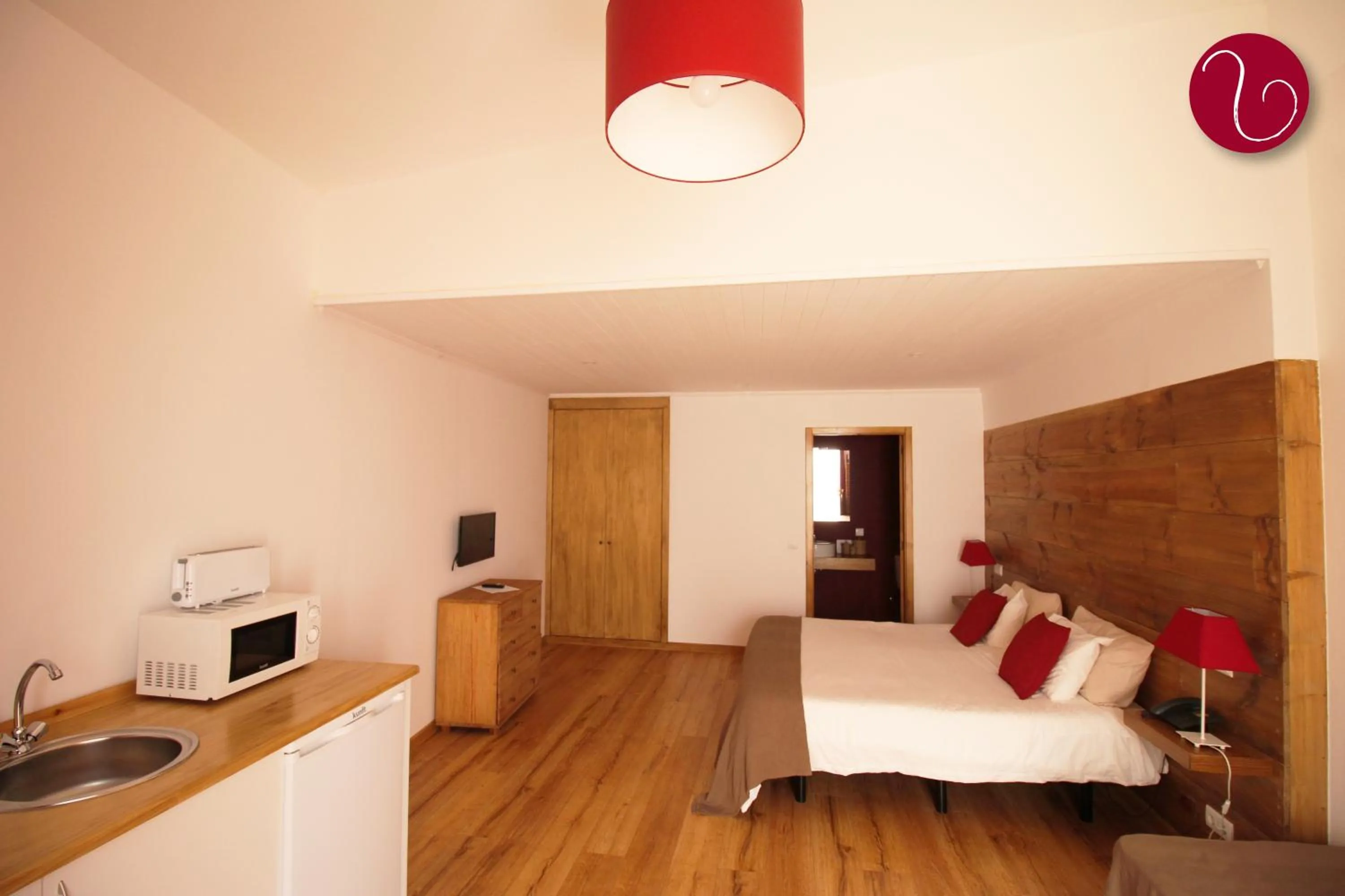 Kitchen or kitchenette, Bed in GuestHouse Vila Lusitania