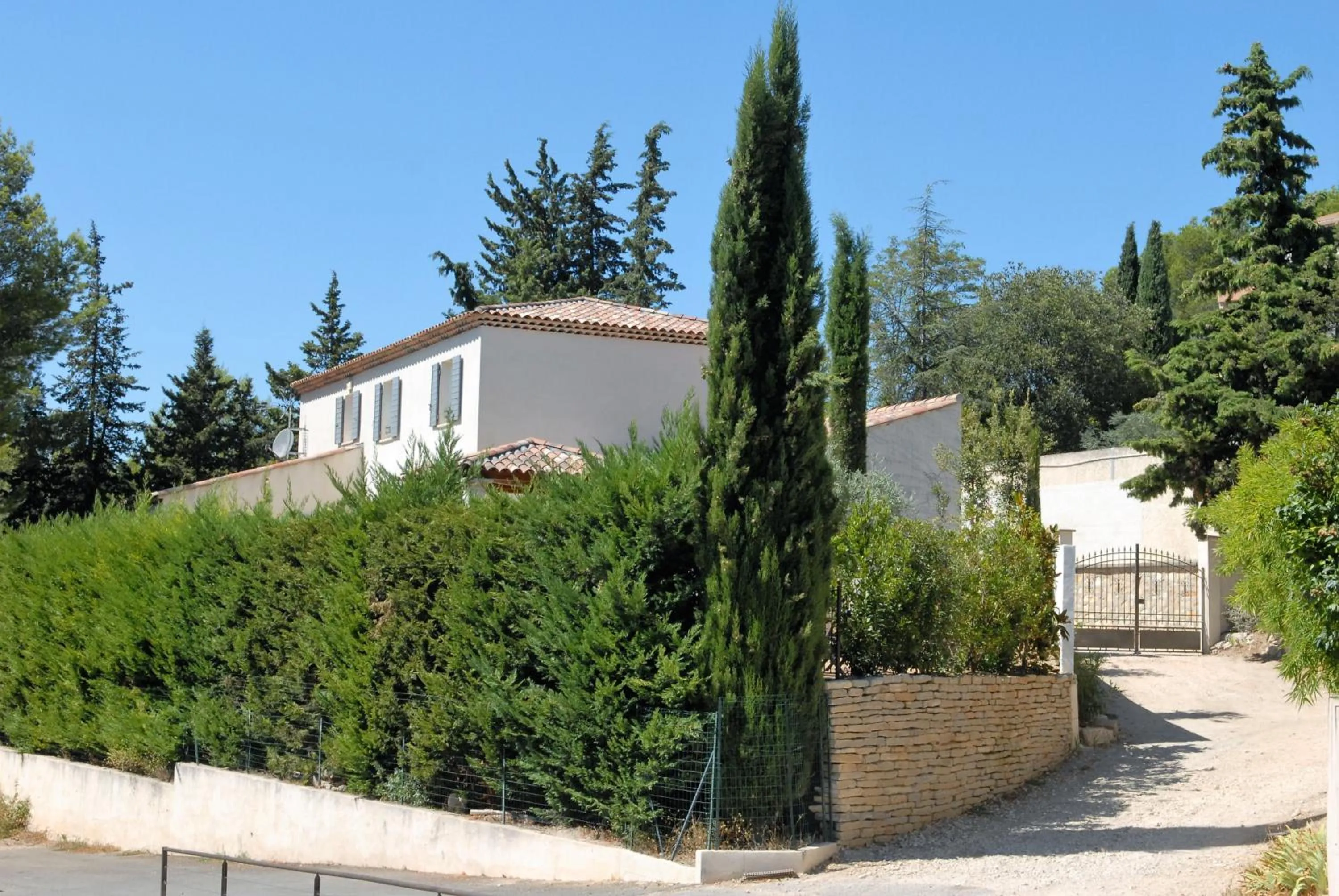 Facade/entrance in Lousoan