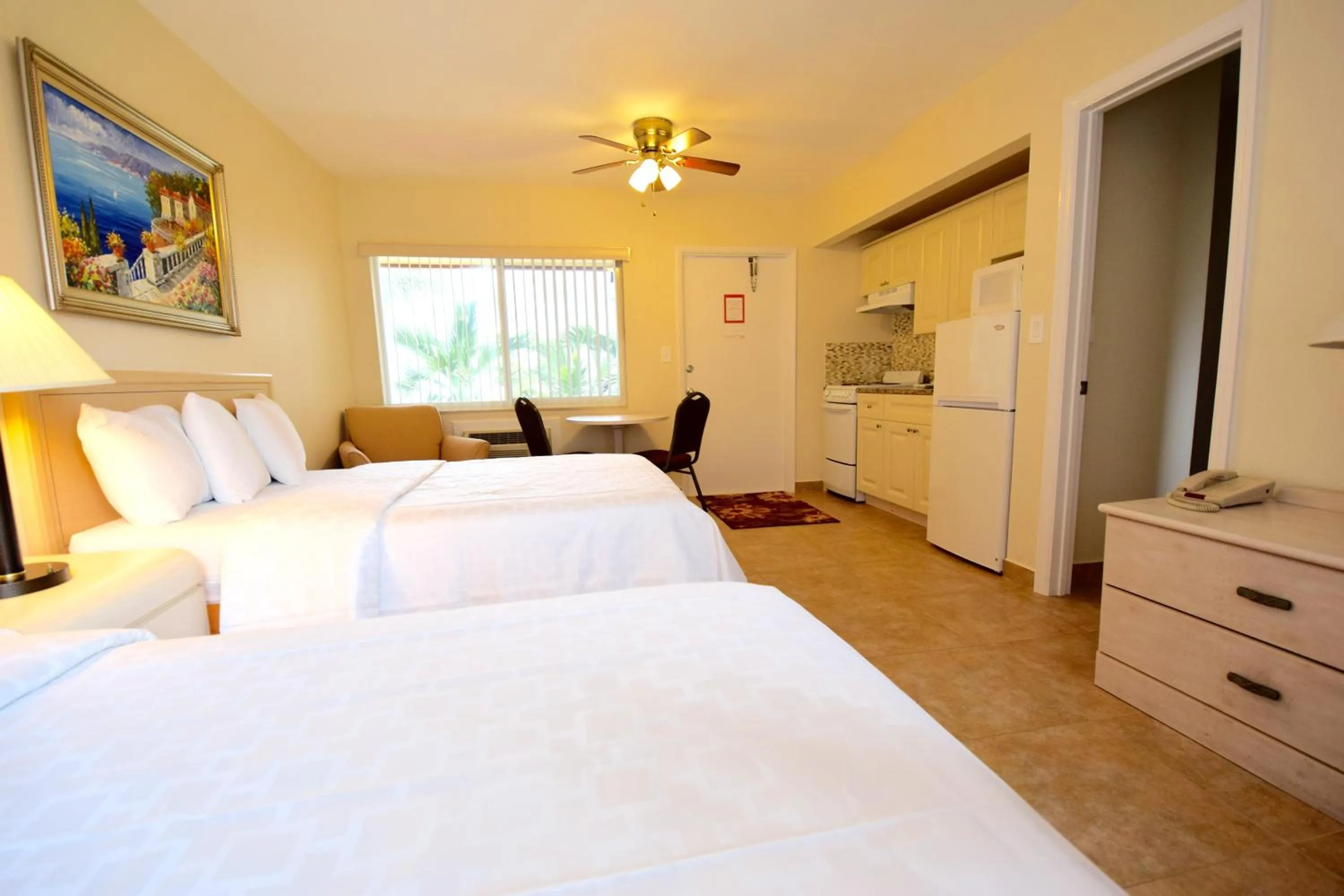 Photo of the whole room, Bed in Surf Side Resort