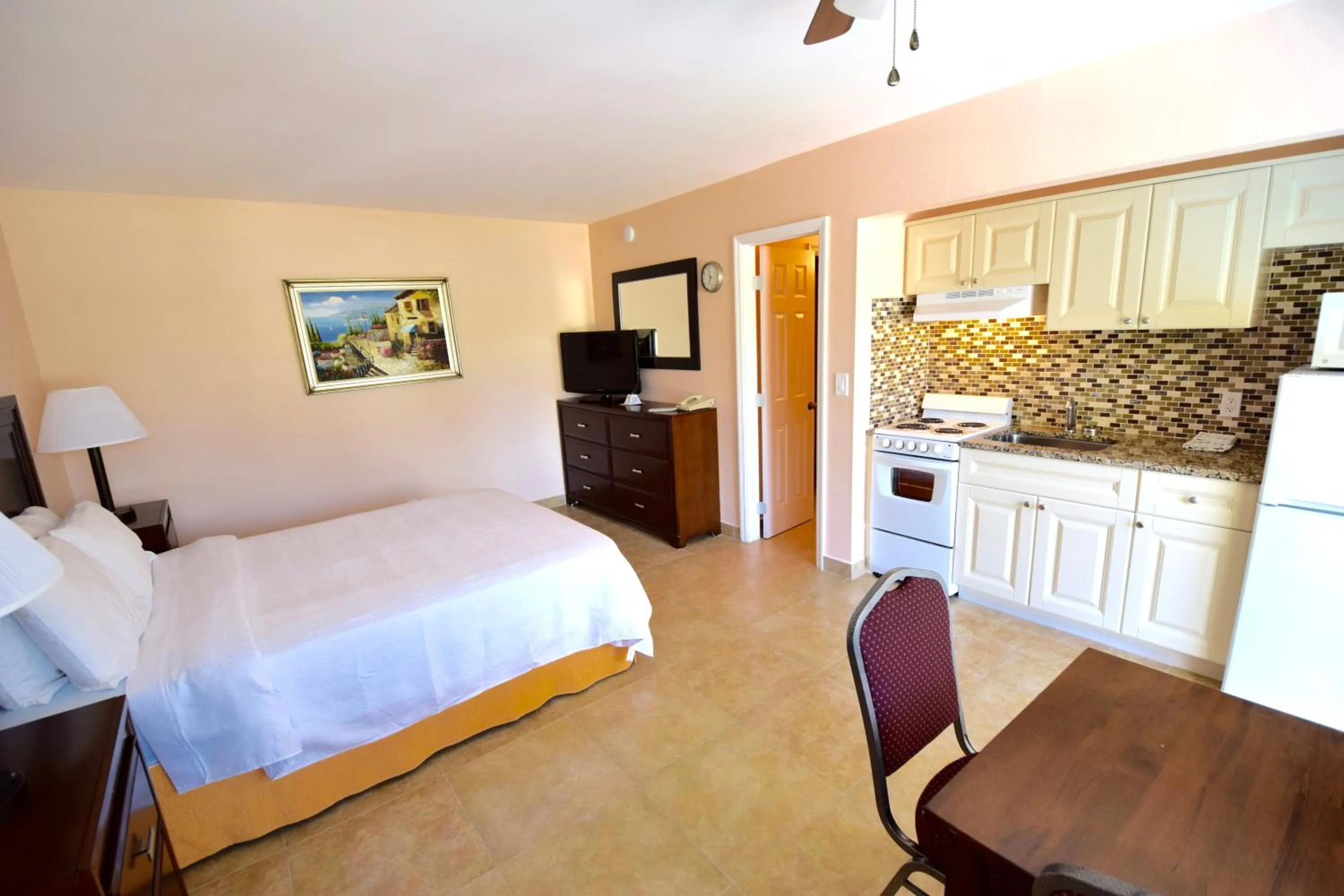 Photo of the whole room, Bed in Surf Side Resort