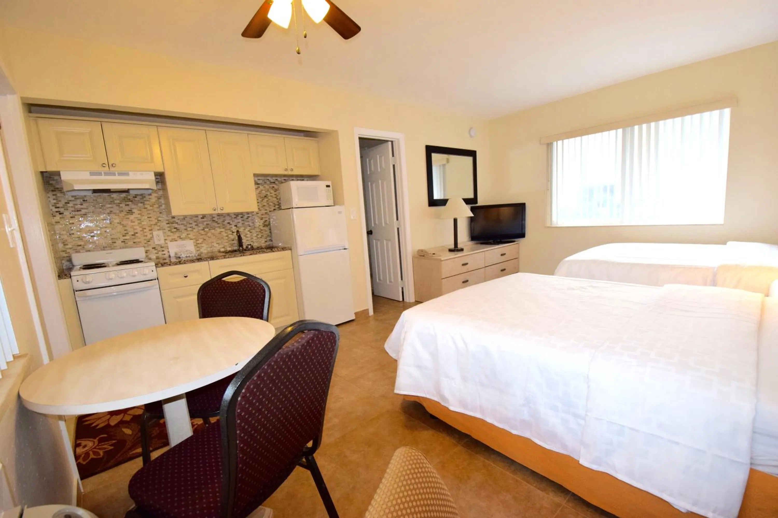 Kitchen or kitchenette, Bed in Surf Side Resort