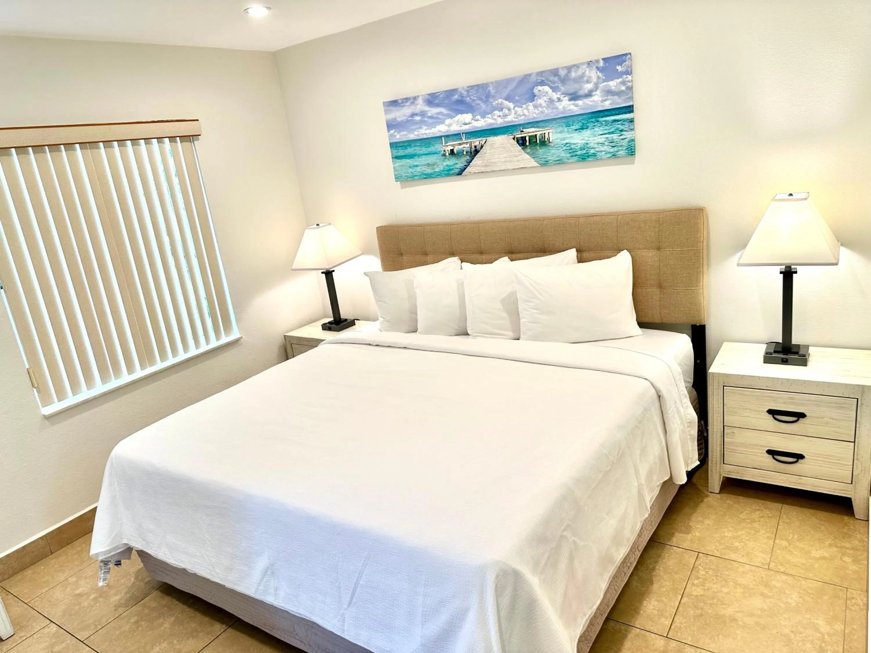 Bedroom, Bed in Surf Side Resort