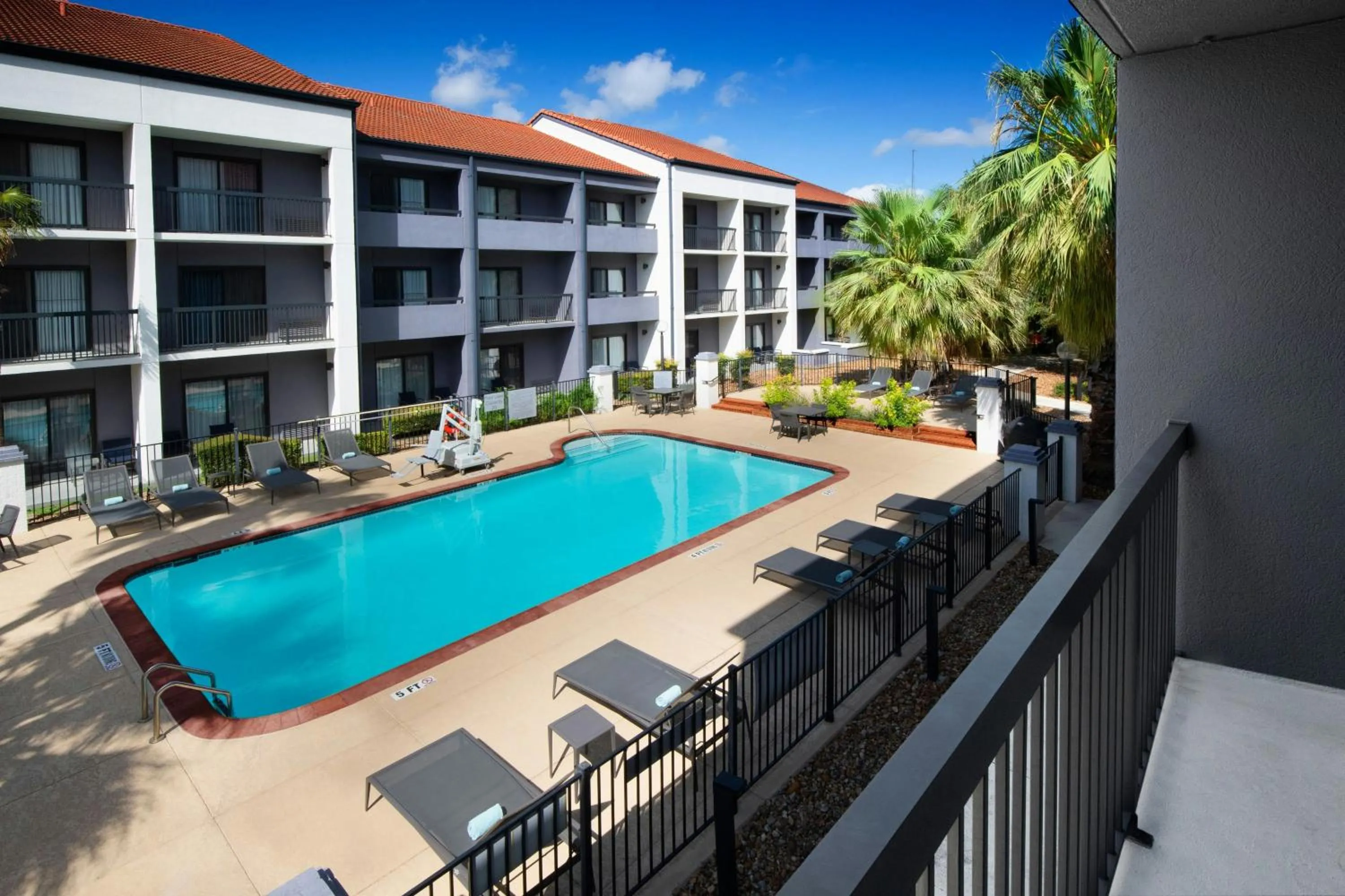 Photo of the whole room in Courtyard by Marriott San Antonio Downtown
