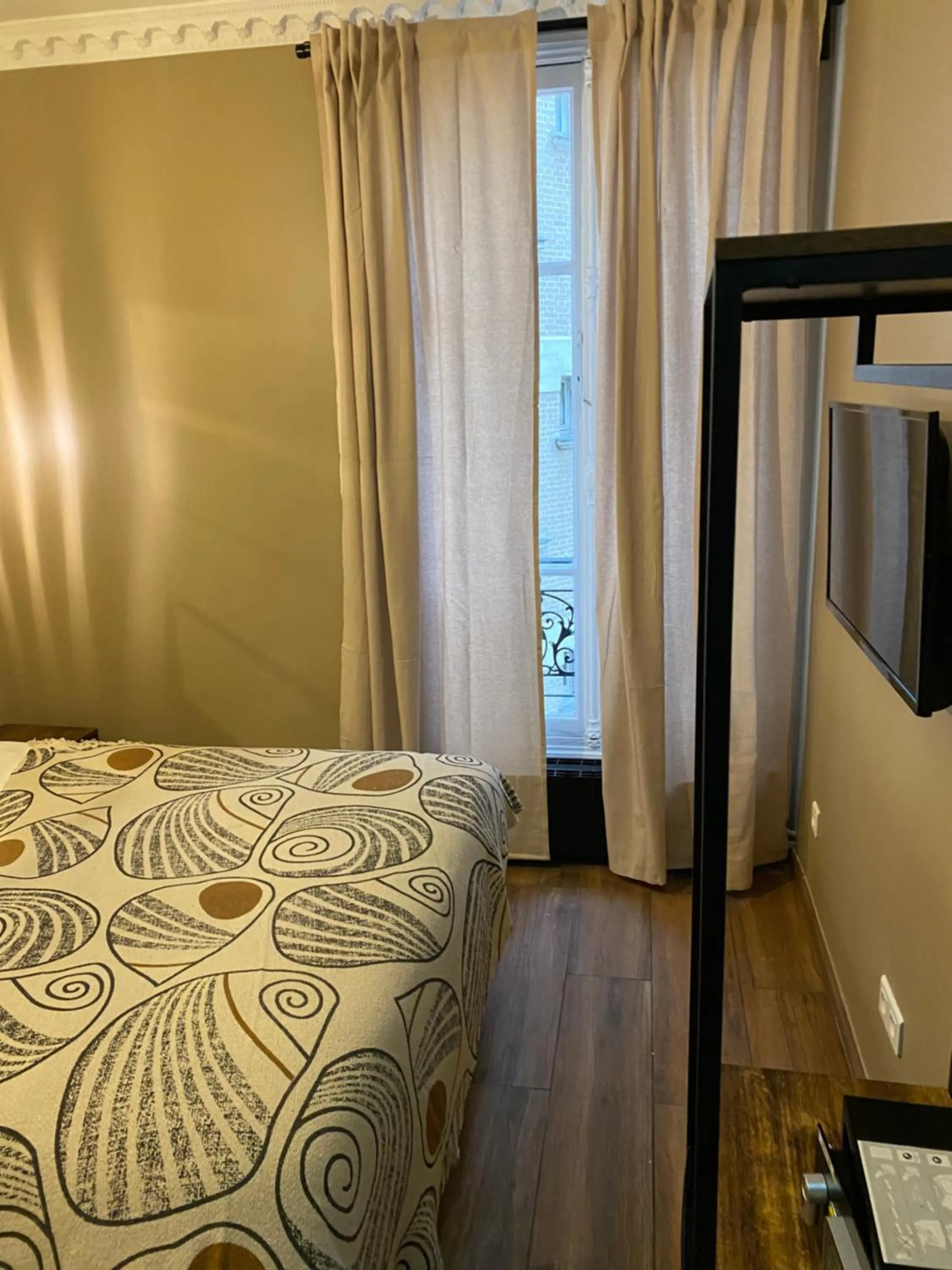 Bed in Le Grand Albert 1er