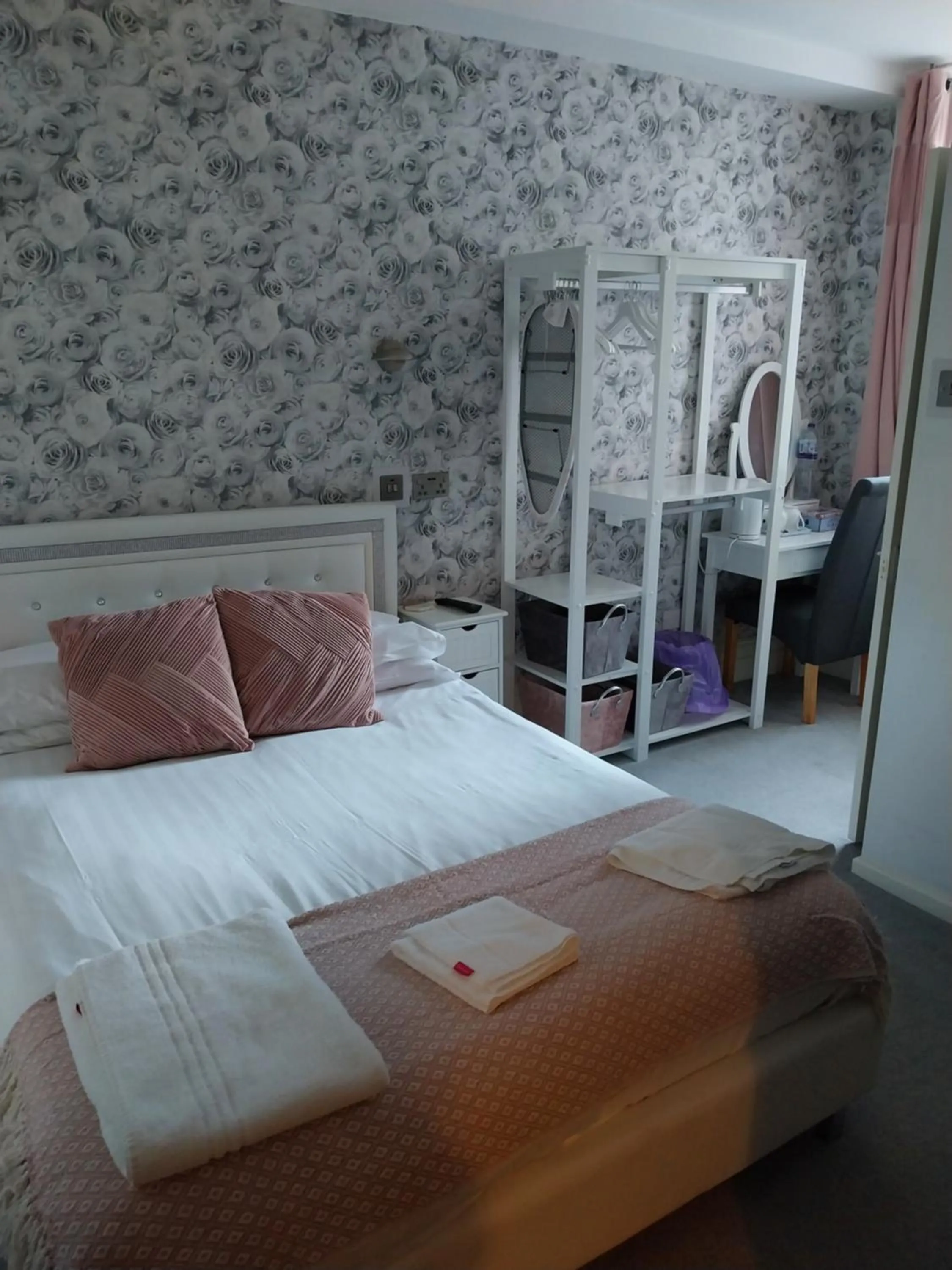 Photo of the whole room, Bed in Delamere Hotel