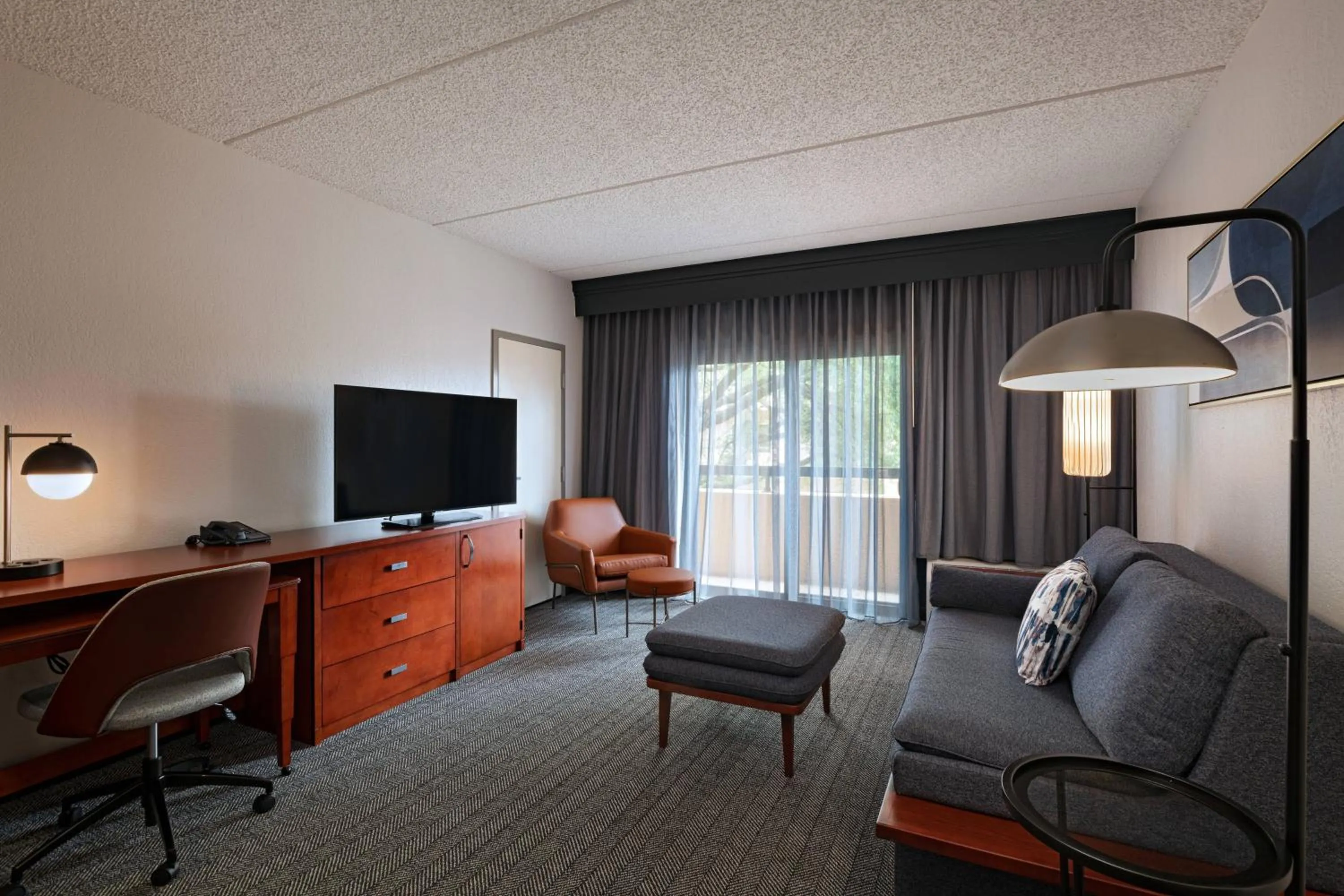 Living room in Courtyard by Marriott San Antonio Medical Center