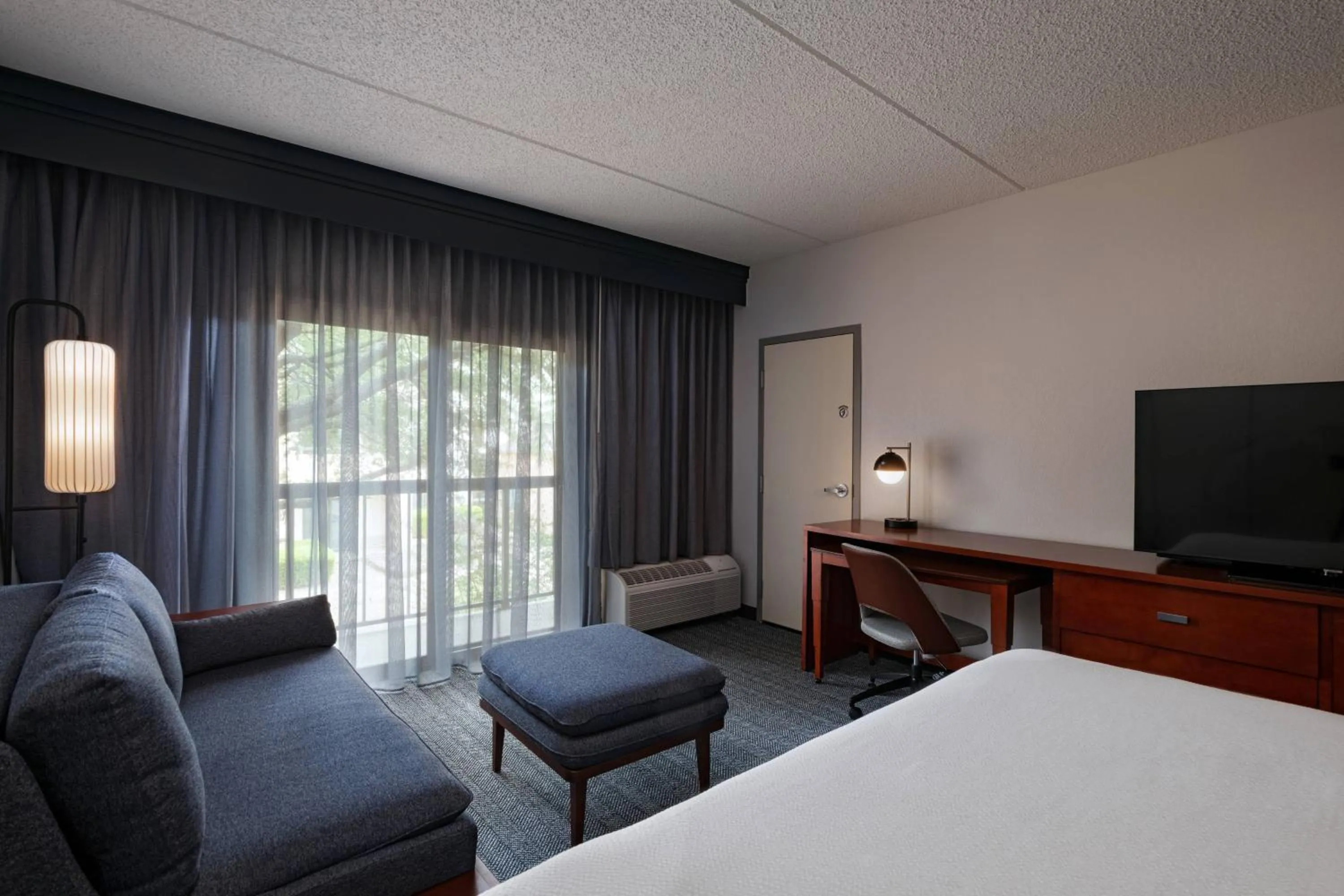Photo of the whole room, Bed in Courtyard by Marriott San Antonio Medical Center