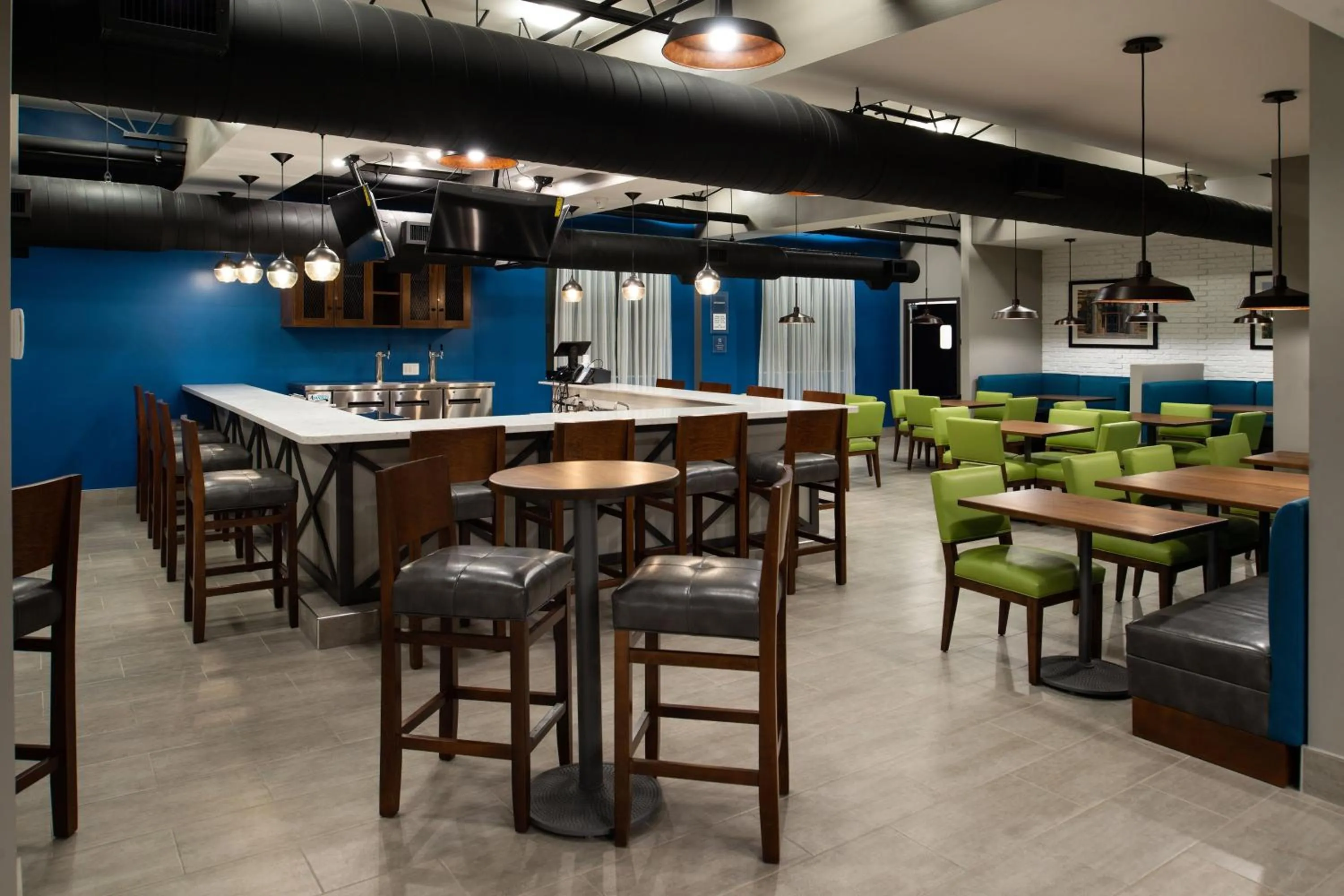 Lounge or bar in Four Points by Sheraton Omaha Midtown