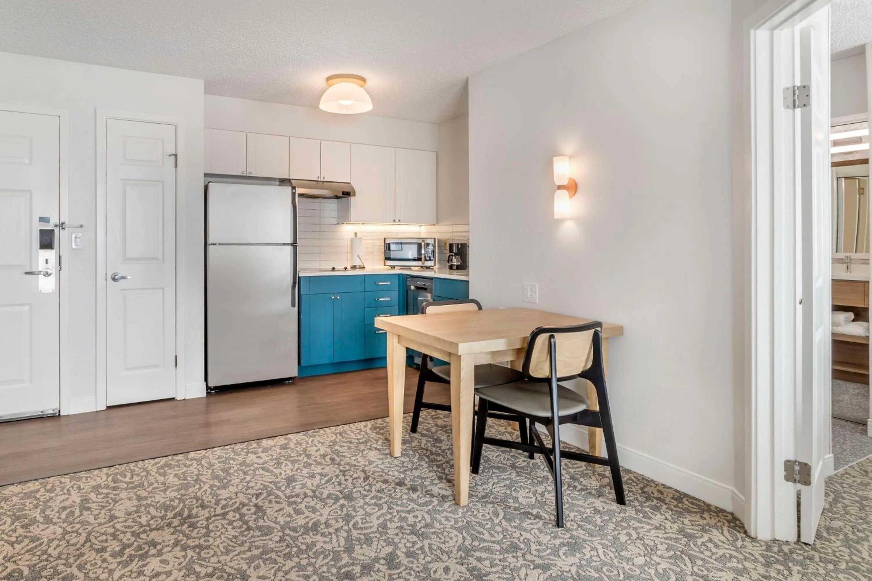 Kitchen or kitchenette in Sonesta ES Suites San Antonio Downtown Alamo Plaza - Newly Renovated