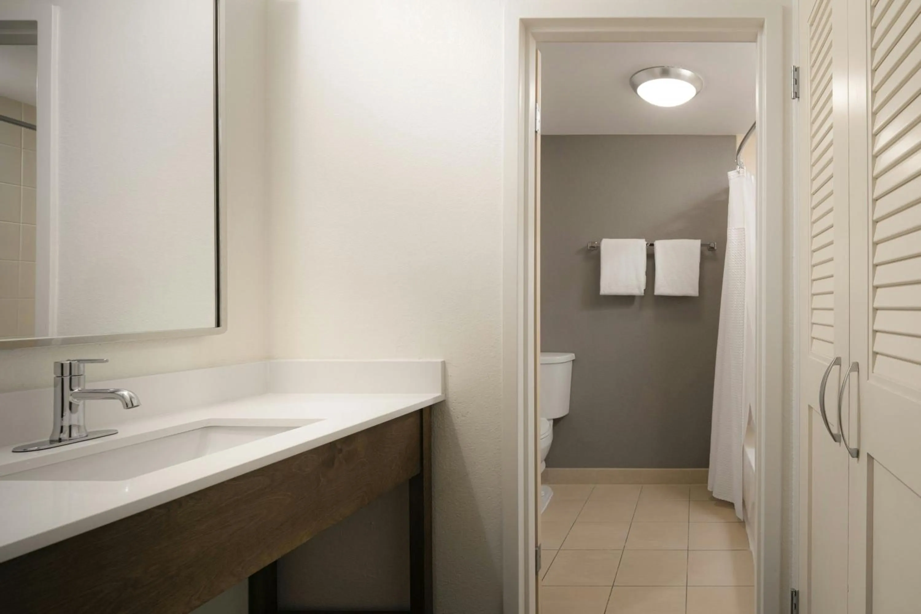 Bathroom in Courtyard by Marriott Louisville East