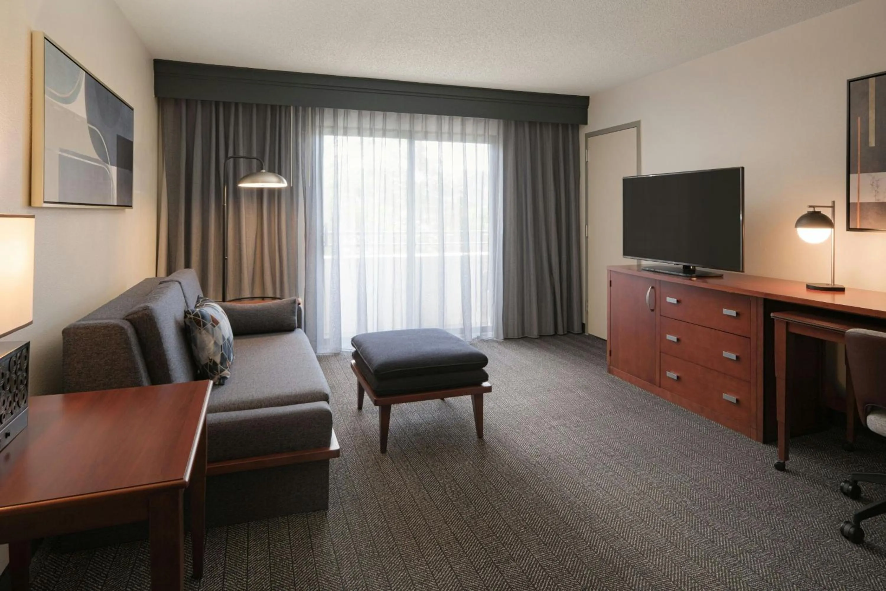 Bedroom in Courtyard by Marriott Louisville East