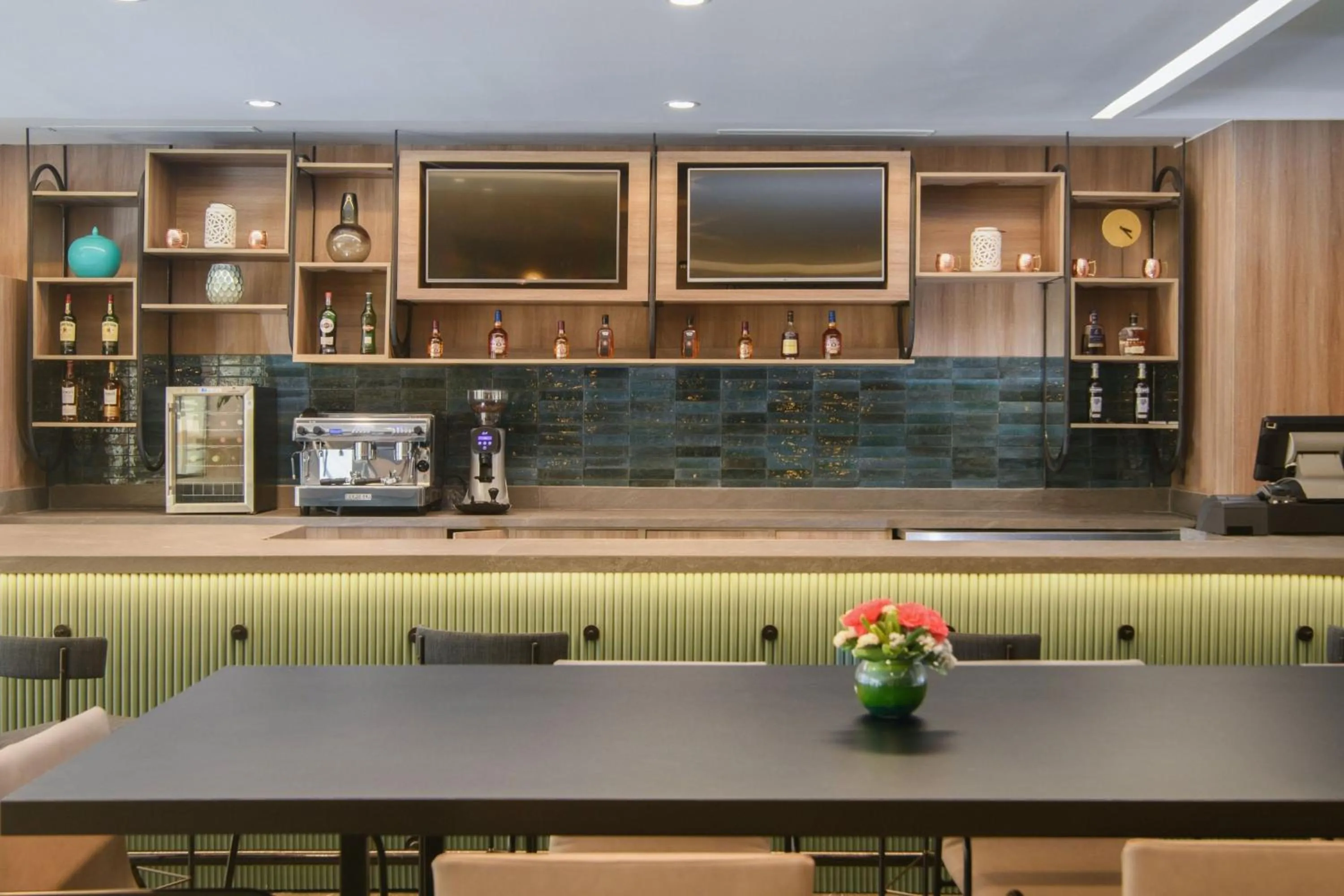 Lounge or bar in Courtyard by Marriott Santo Domingo
