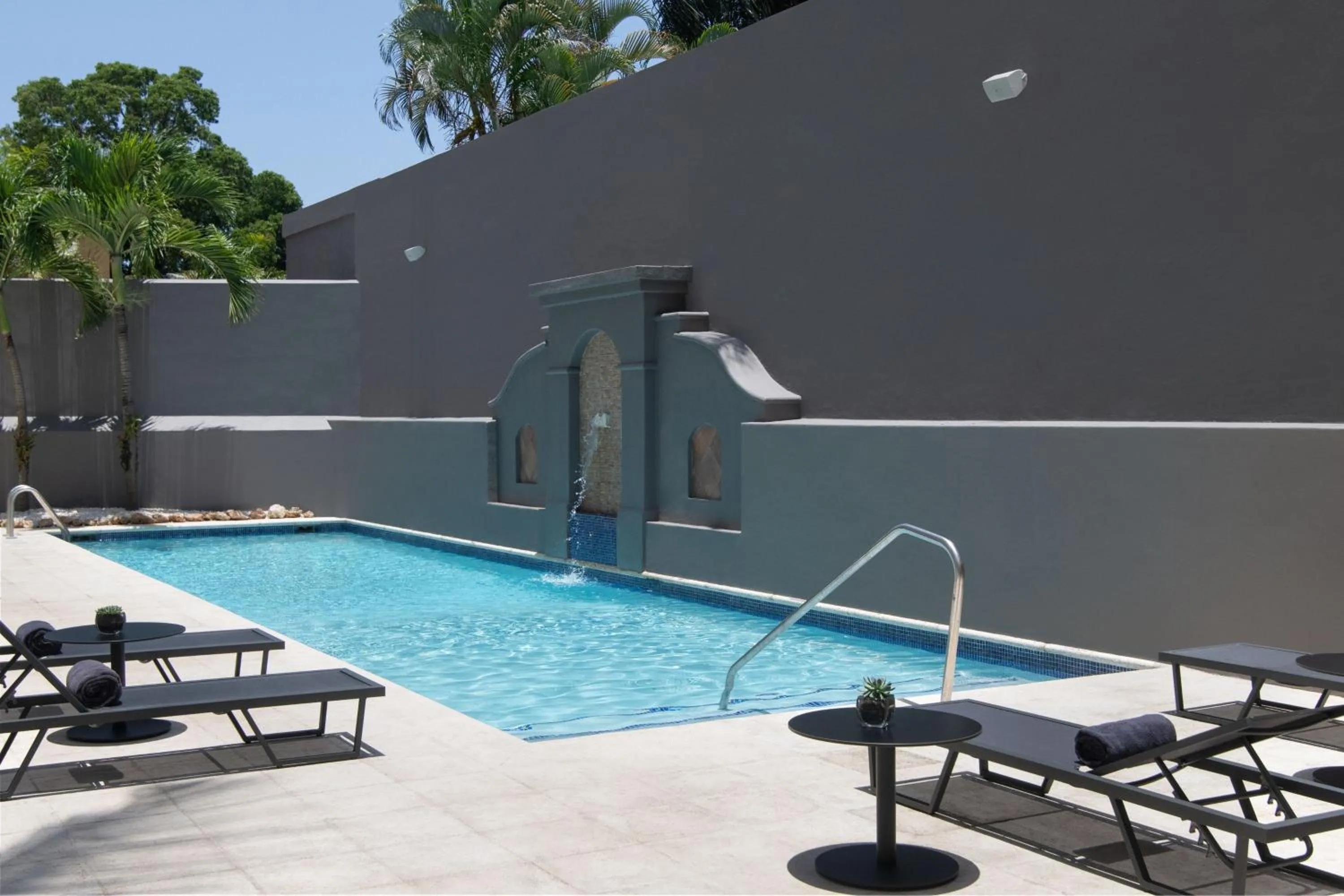 Swimming pool in Courtyard by Marriott Santo Domingo