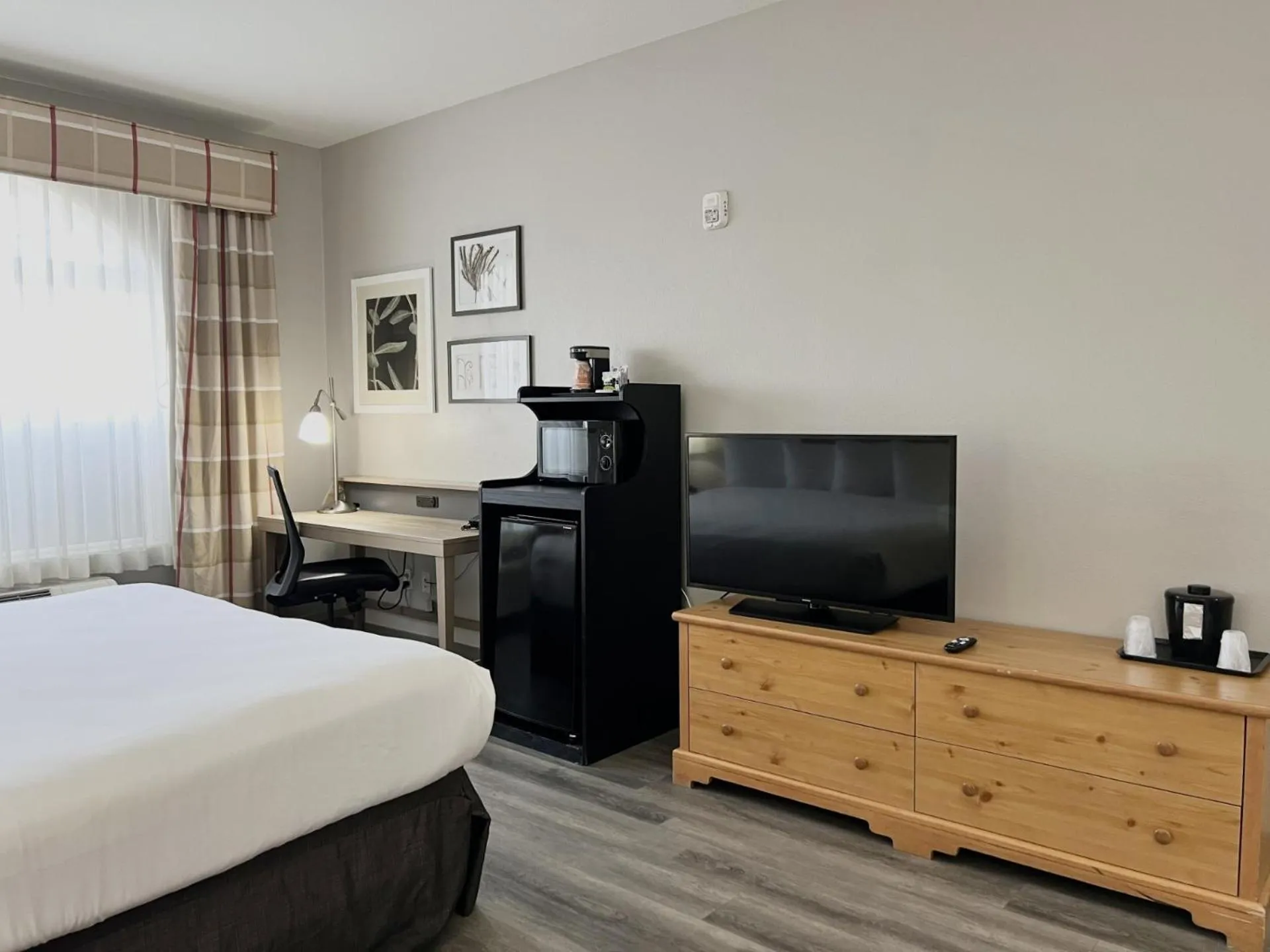 TV and multimedia, Bed in Country Inn & Suites by Radisson, Tucson Airport, AZ