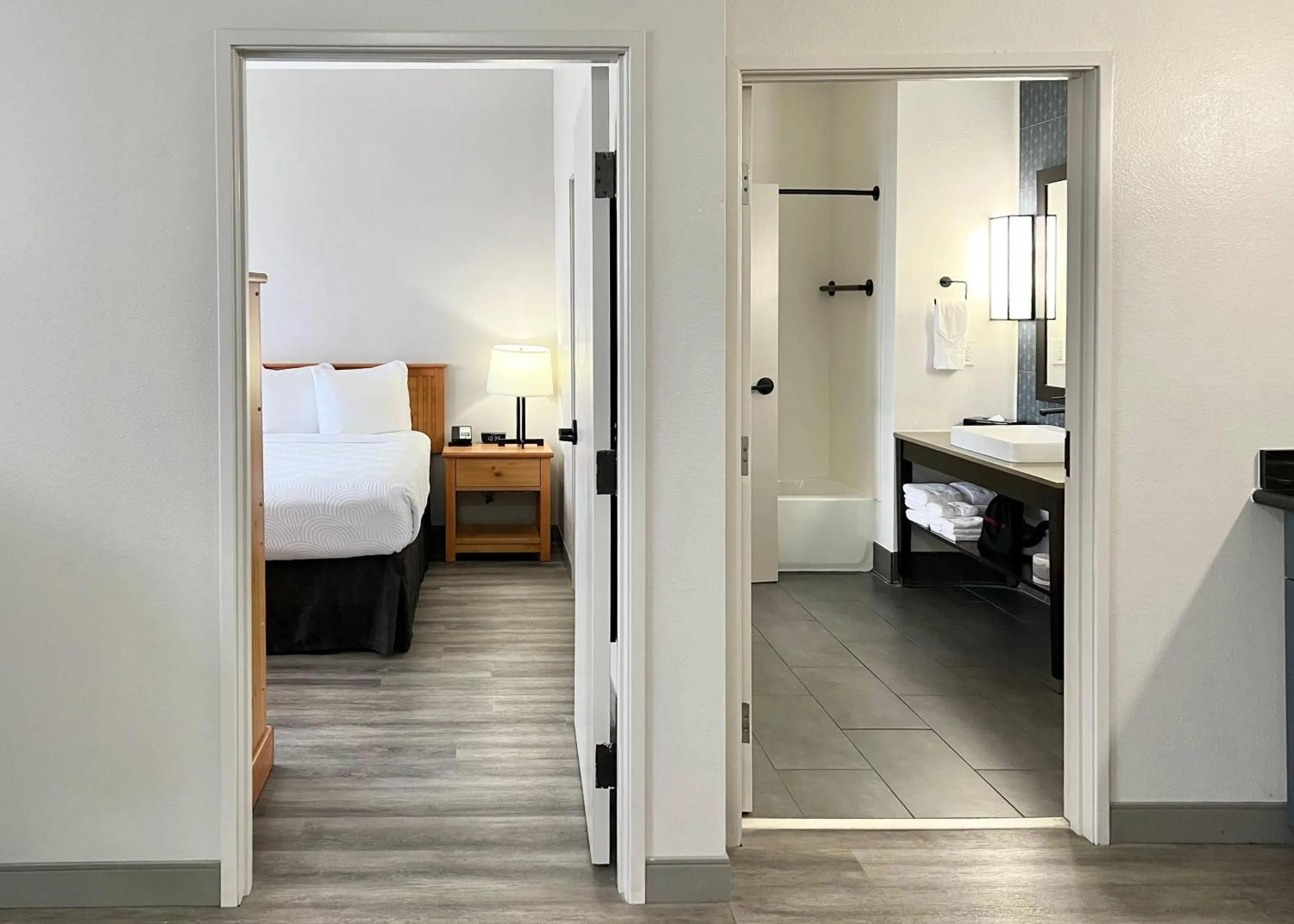 Bedroom, Bed in Country Inn & Suites by Radisson, Tucson Airport, AZ