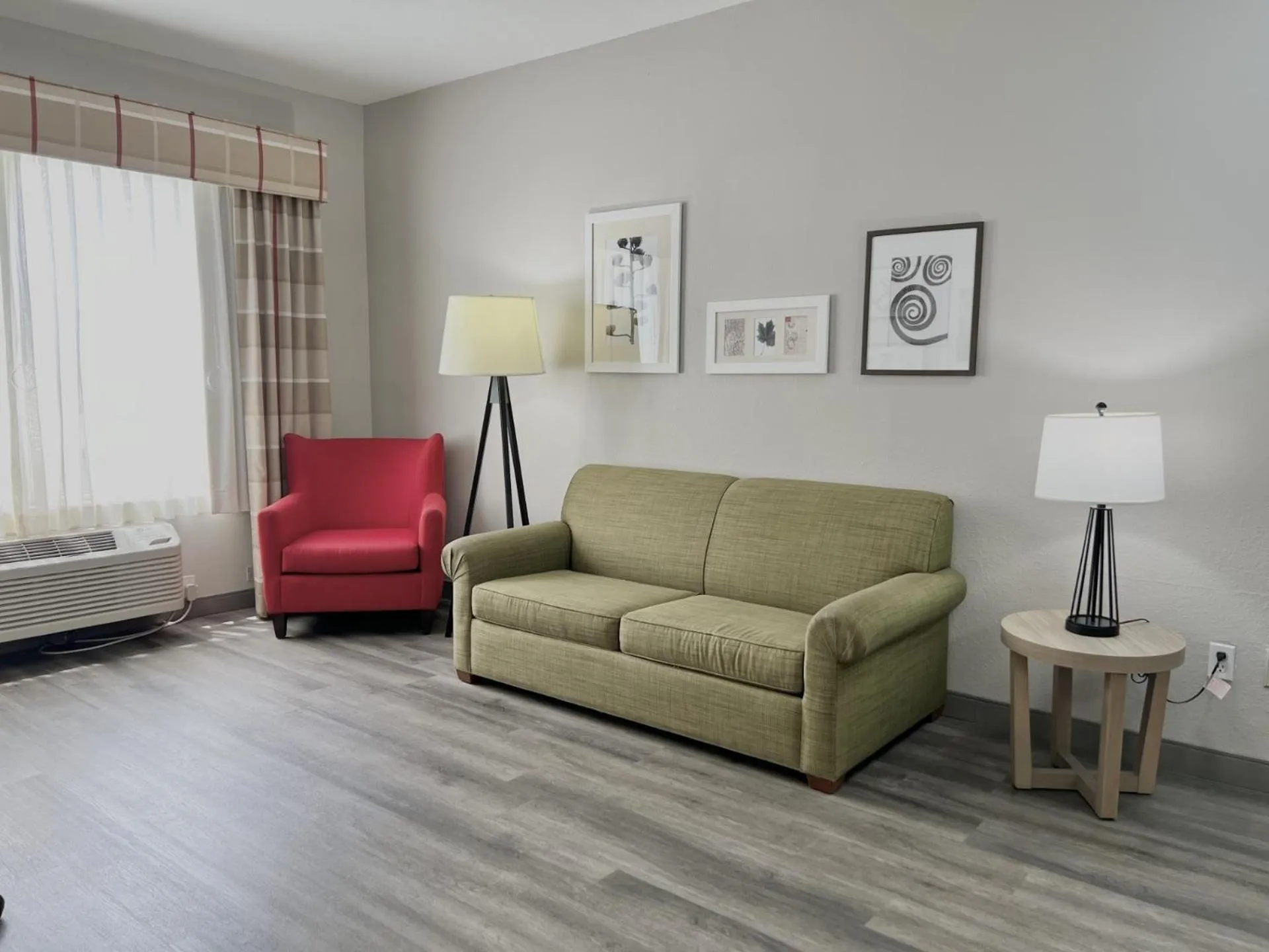 Living room in Country Inn & Suites by Radisson, Tucson Airport, AZ