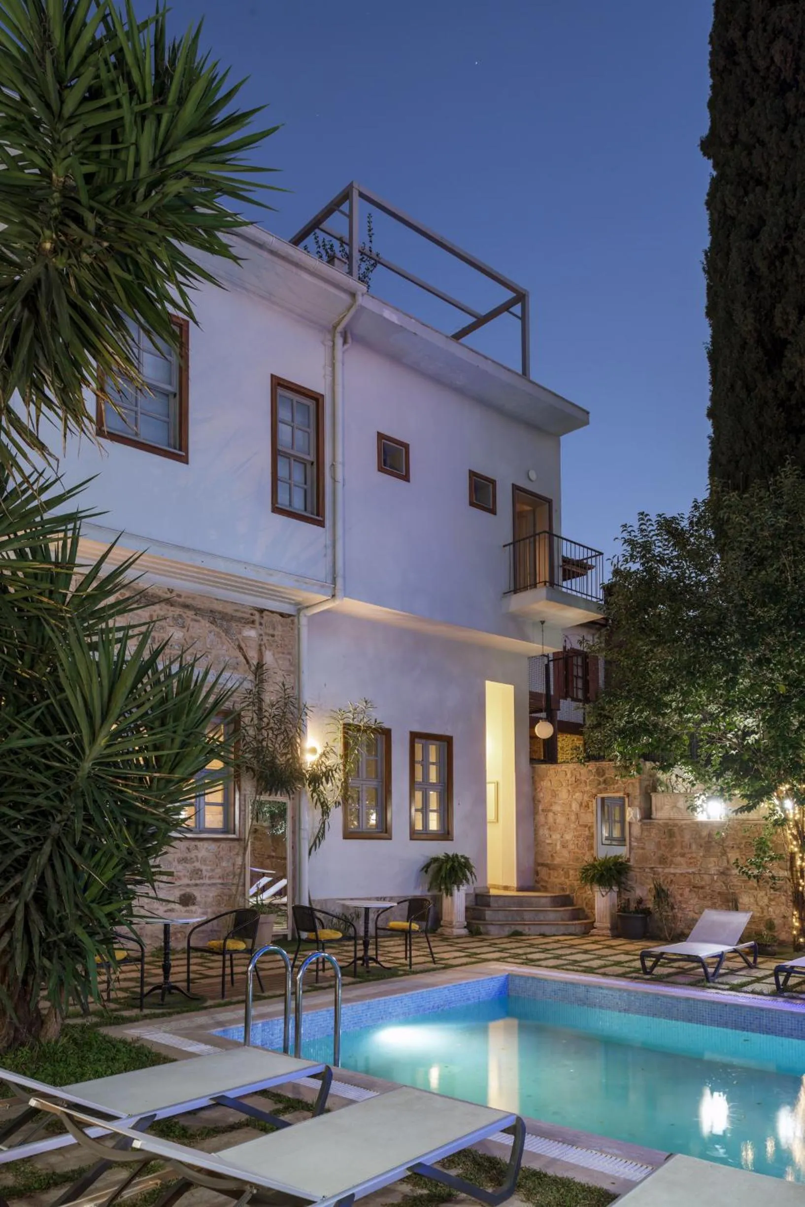 Swimming pool in Delight Deluxe Hotel