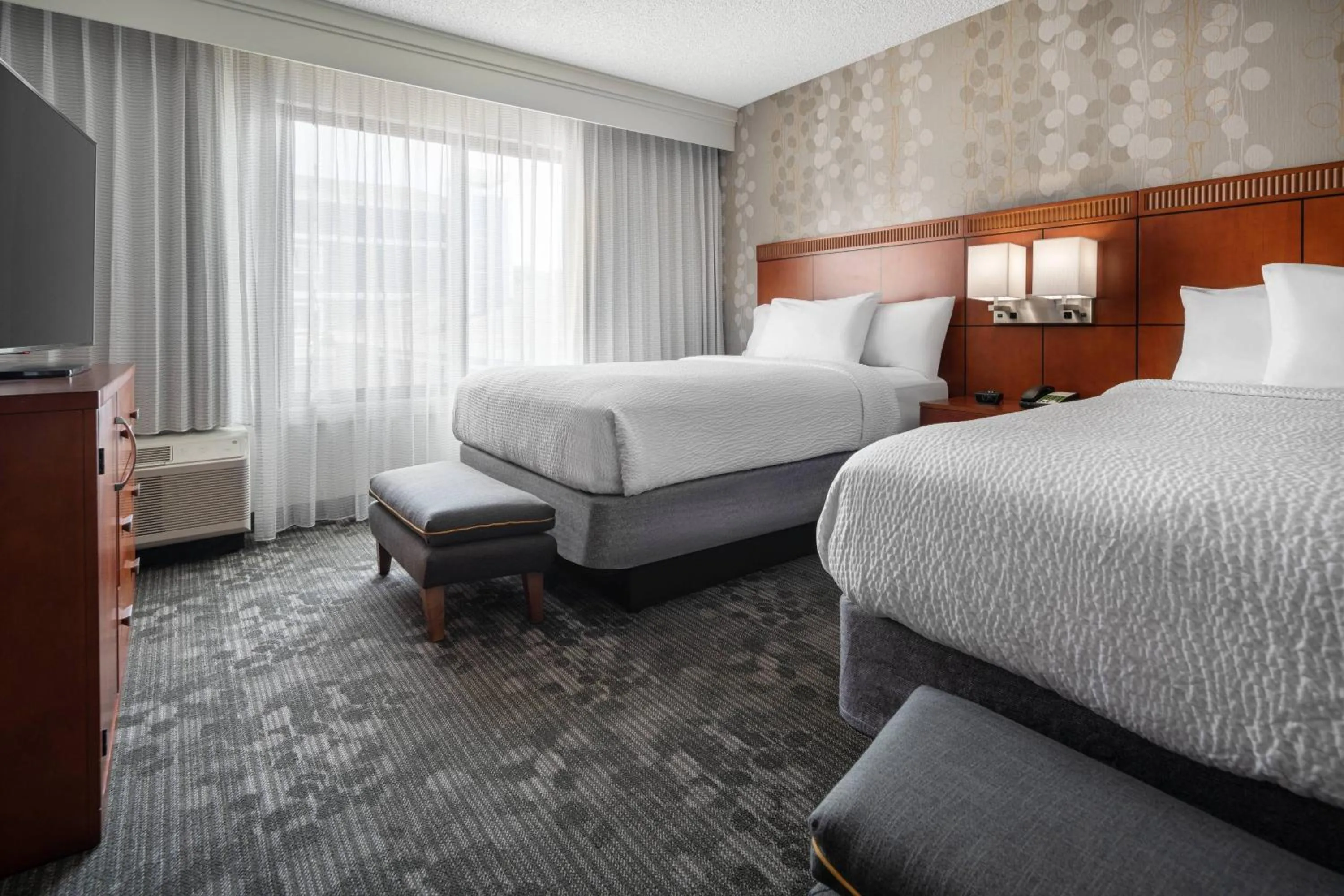 Photo of the whole room, Bed in Courtyard San Francisco Larkspur Landing/Marin County