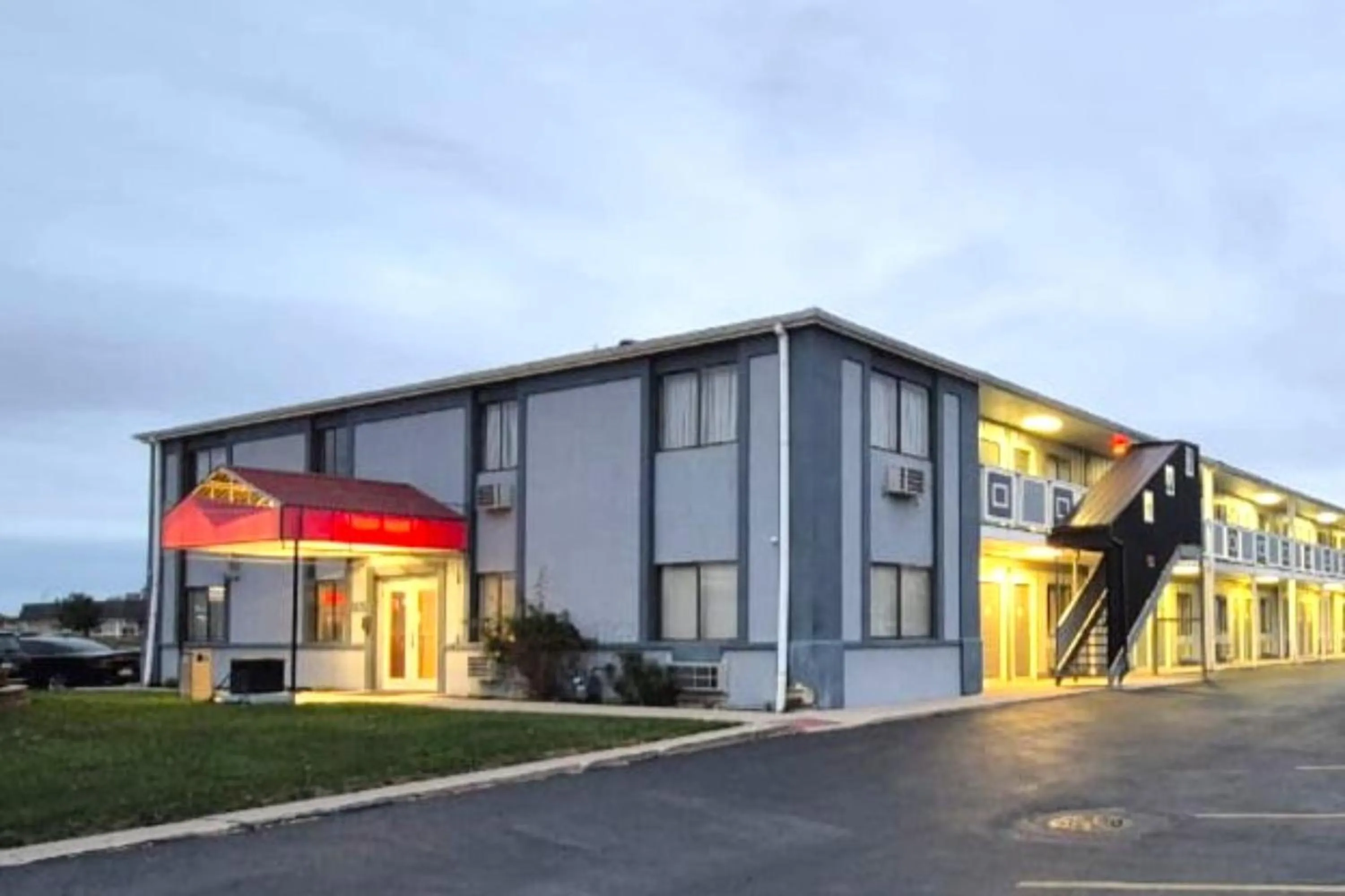Property building in Economy Inn Merrillville By Townhouse I 65