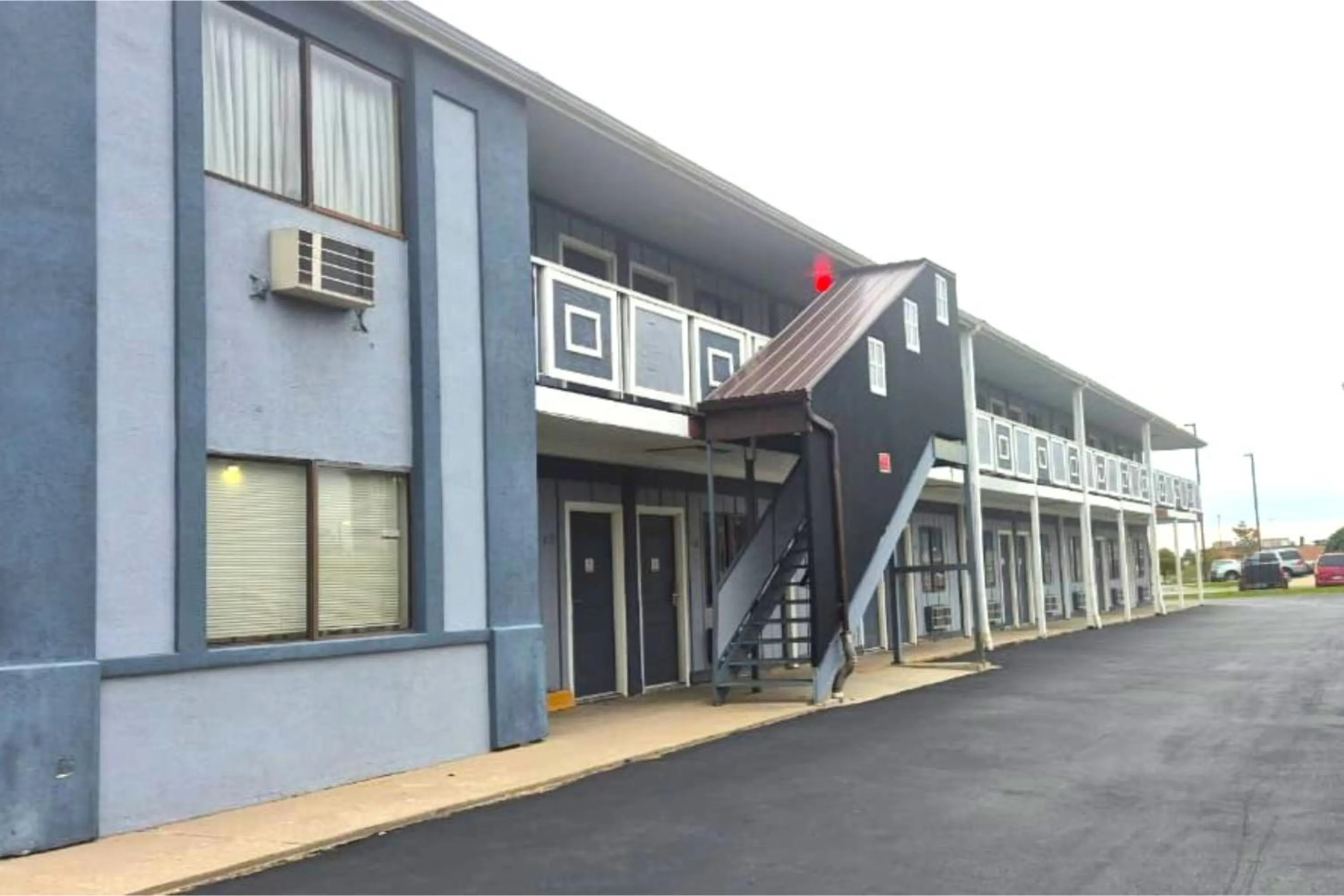 Property building in Economy Inn Merrillville By Townhouse I 65
