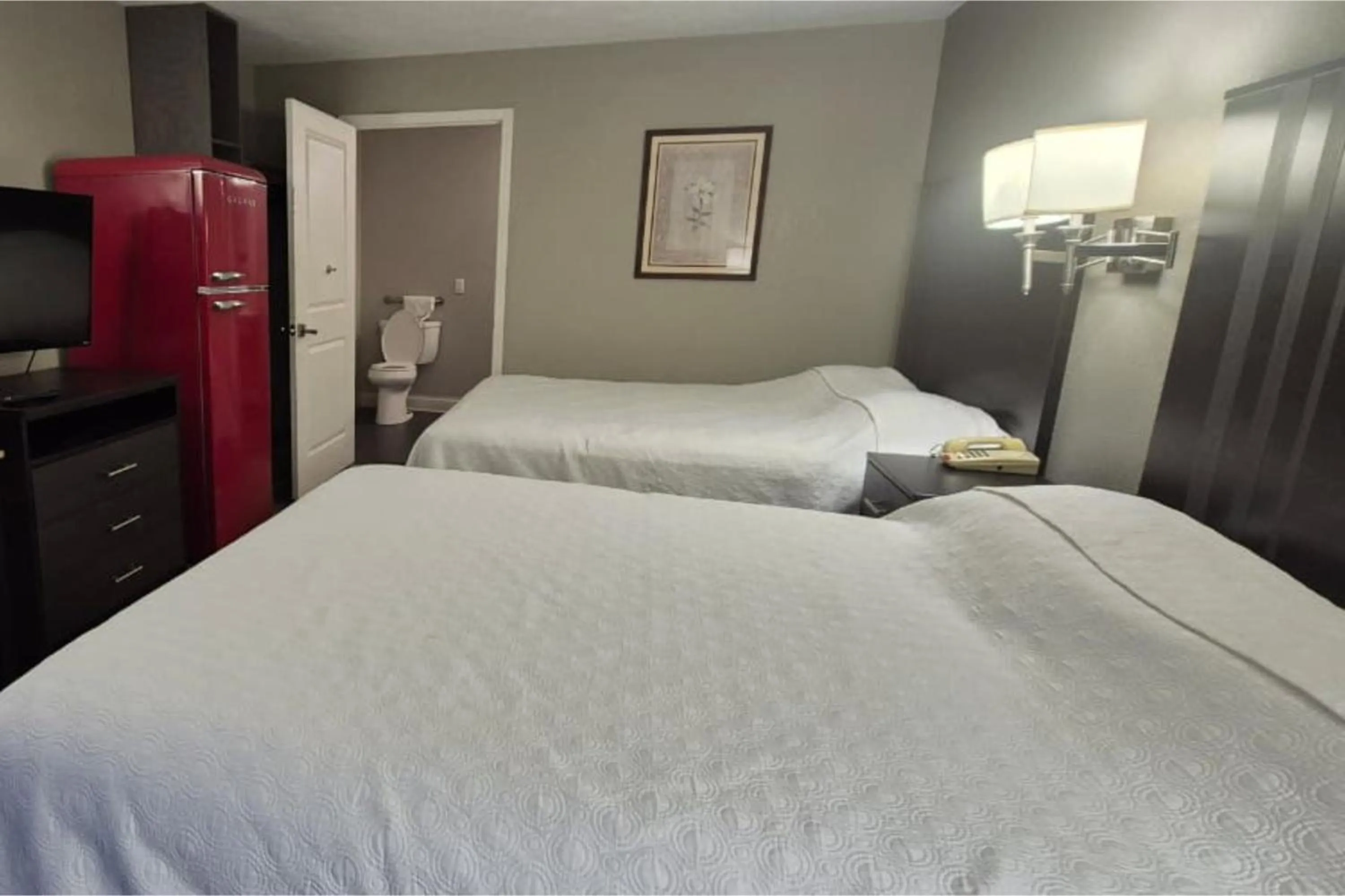Bedroom, Bed in Economy Inn Merrillville By Townhouse I 65