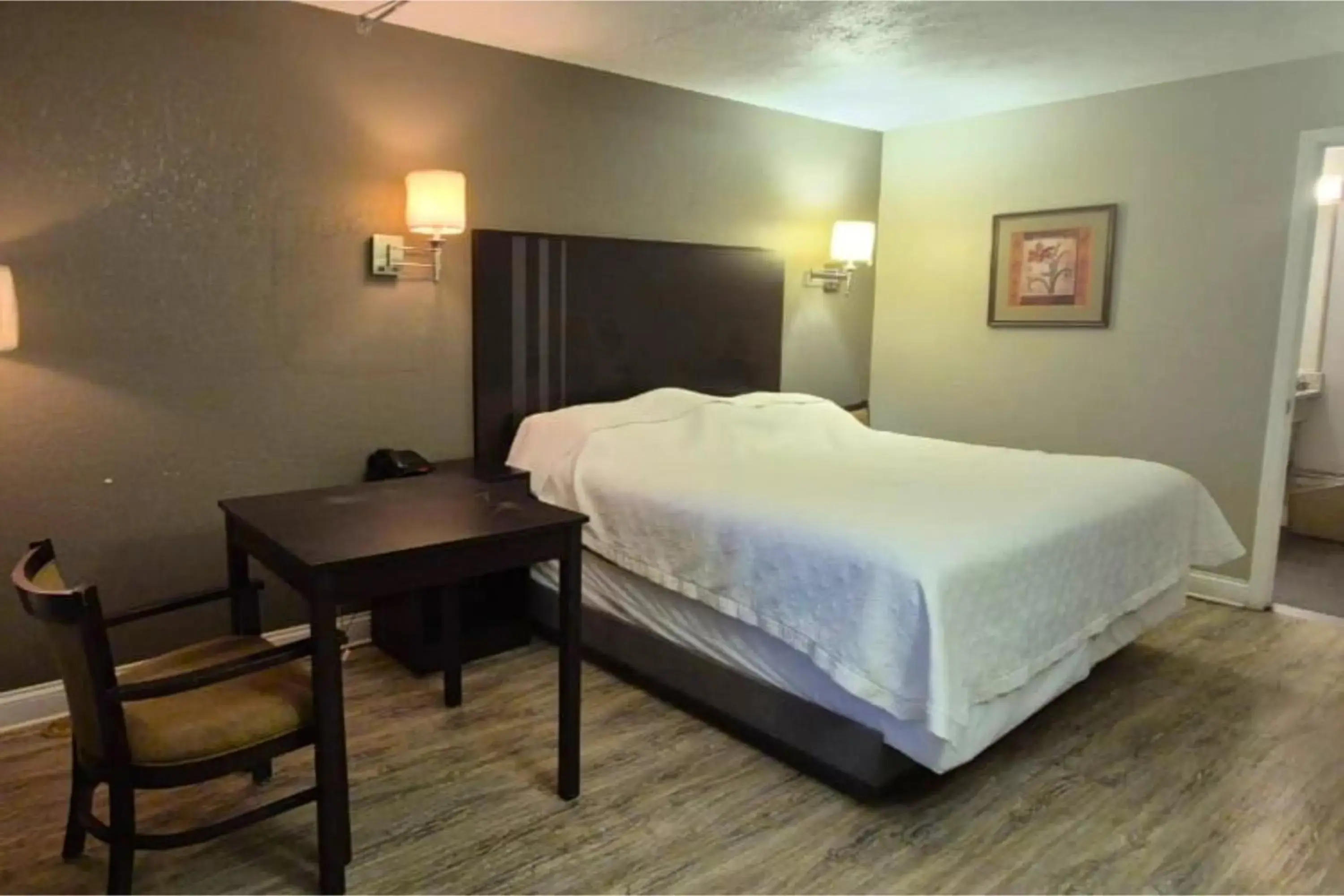 King Bed Accessible Non-Smoking in Economy Inn Merrillville By Townhouse I 65 King Bed Accessible Non-Smoking in Economy Inn Merrillville By Townhouse I 65