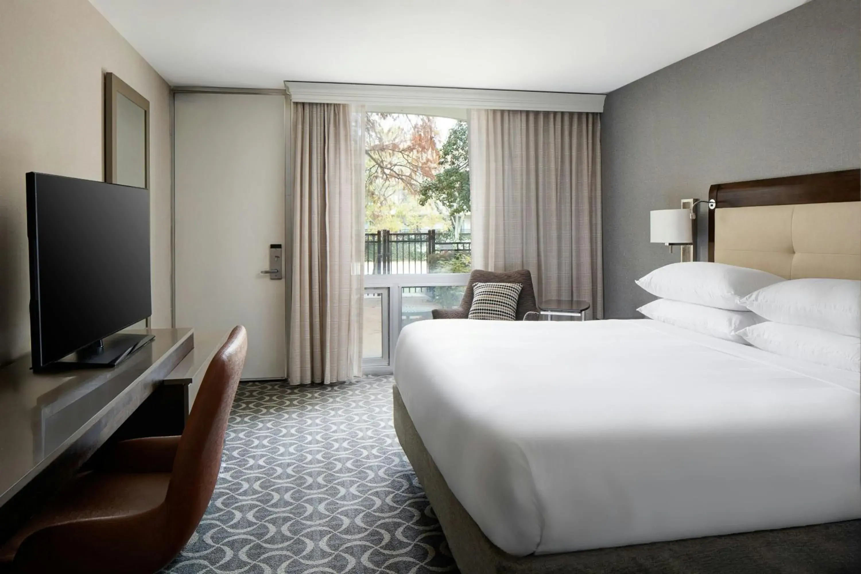 Courtyard Access, Guest room, 1 King, West Tower in Marriott St. Louis Airport Courtyard Access, Guest room, 1 King, West Tower in Marriott St. Louis Airport