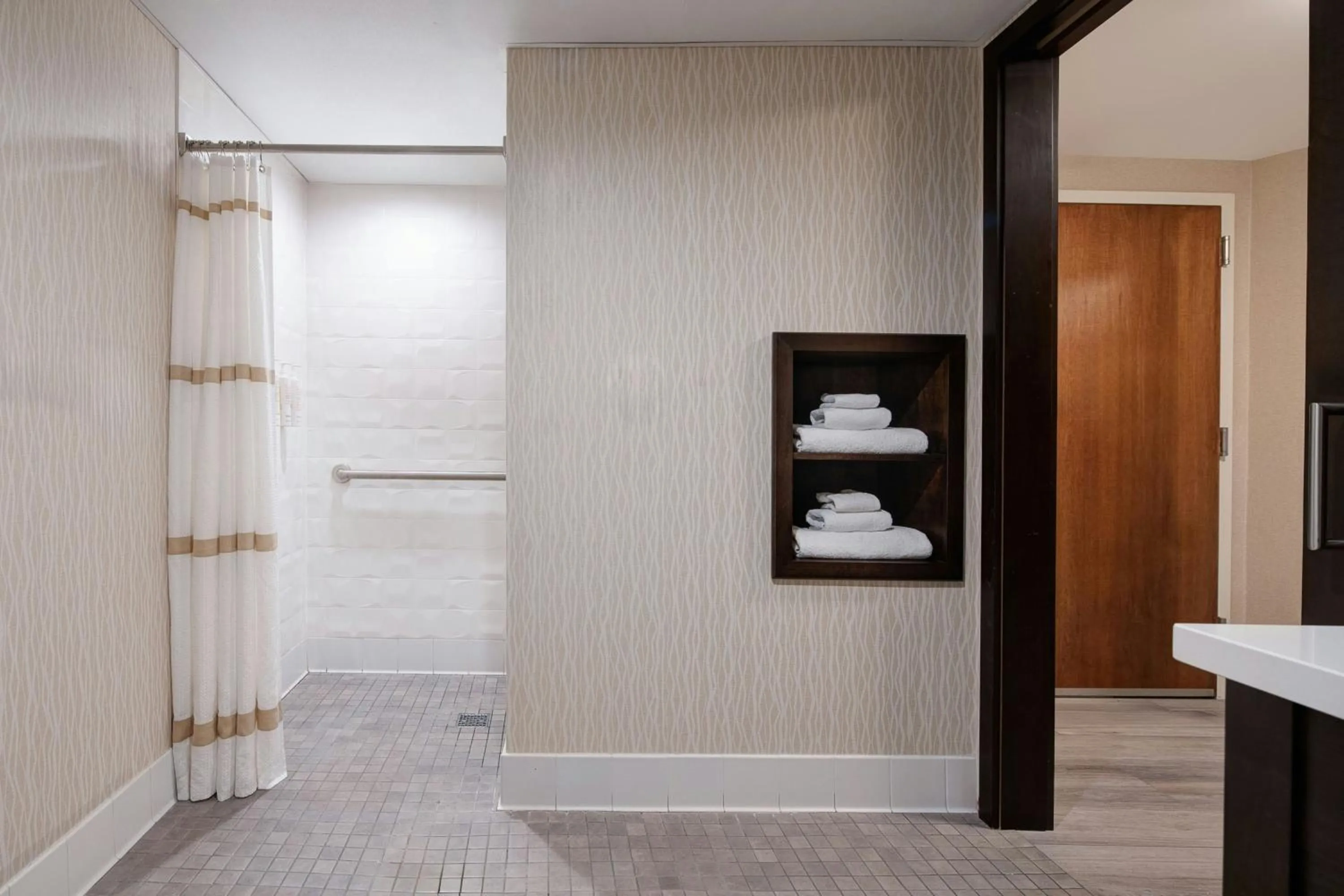 Bathroom in Marriott St. Louis Airport