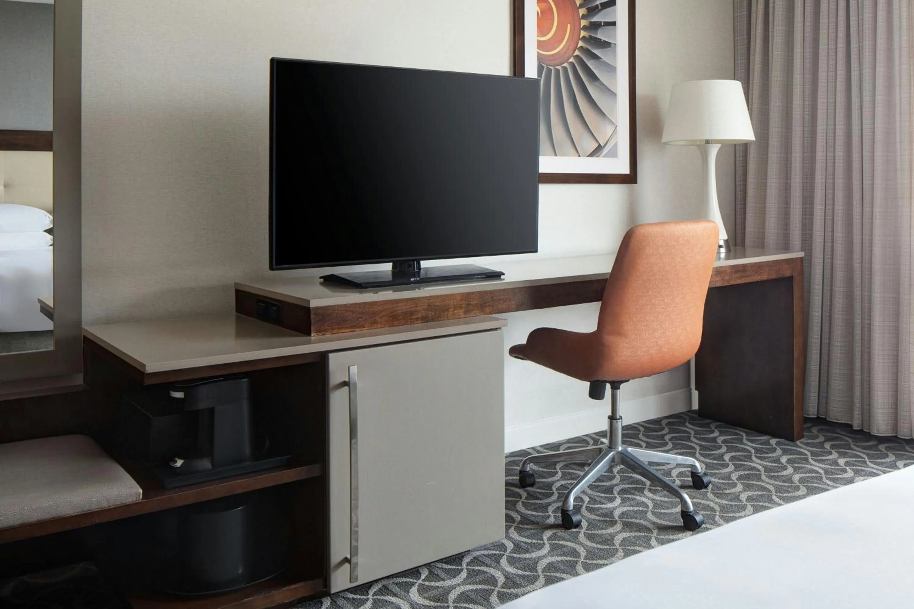 Photo of the whole room, Bed in Marriott St. Louis Airport